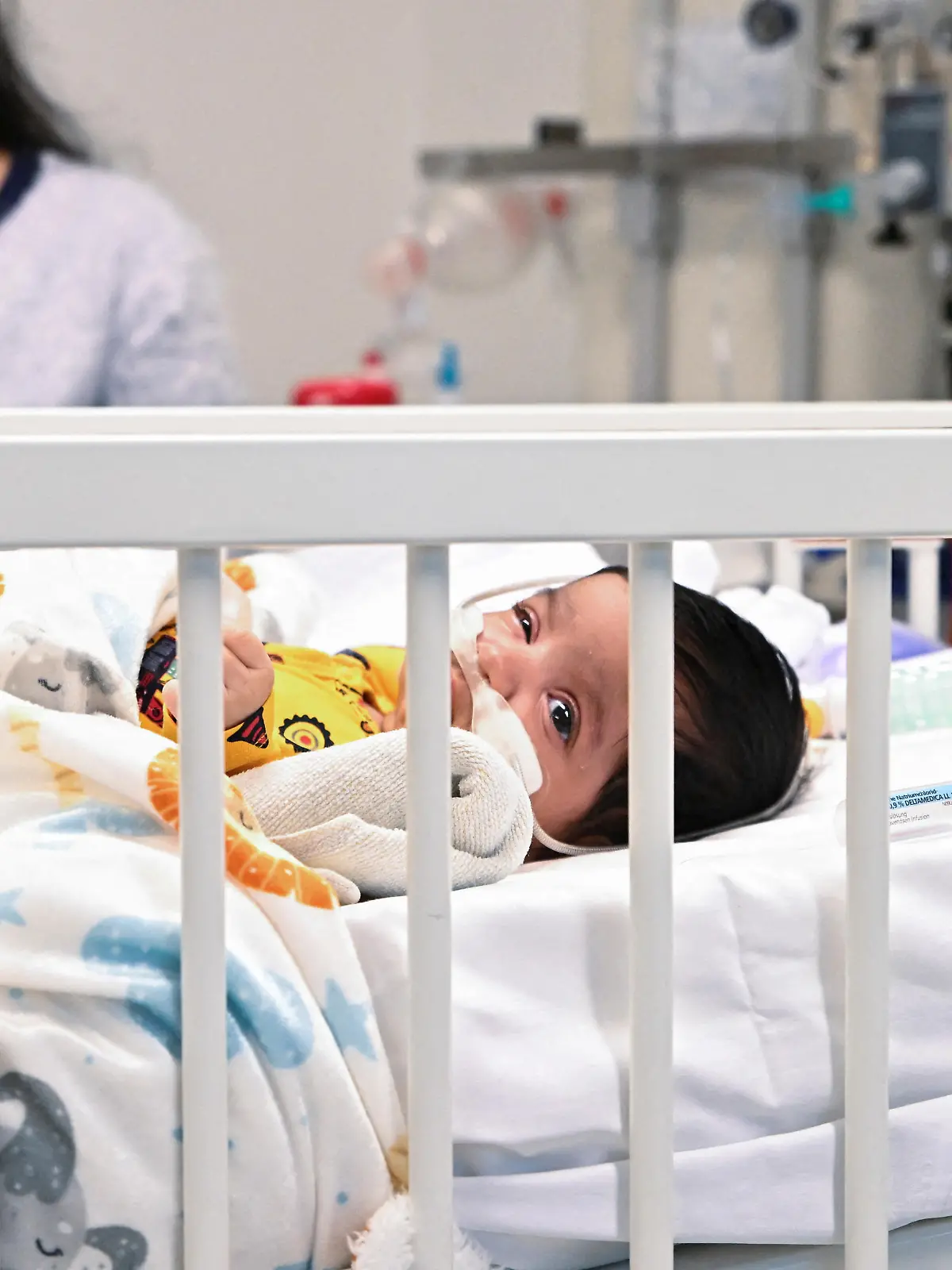 FILE PHOTO: A child suffering from an RSV infection at the pediatric intensive care unit at the Asklepios Clinic in Sankt Augustin, Germany, December, 6, 2022.  REUTERS/Benjamin Westhoff/File Photo
