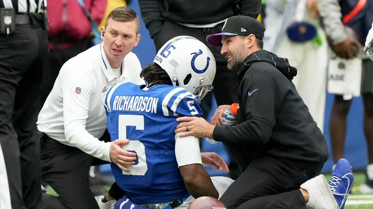 NFL, American Football Herren, USA Tennessee Titans at Indianapolis Colts Oct 8, 2023 Indianapolis, Indiana, USA Team personnel tend to Indianapolis Colts quarterback Anthony Richardson 5 after hurting his shoulder during a game against the Tennessee Titans. Indianapolis Lucas Oil Stadium Indiana USA, EDITORIAL USE ONLY PUBLICATIONxINxGERxSUIxAUTxONLY Copyright: xBobxScheerx 20231008_szo_USA_0135