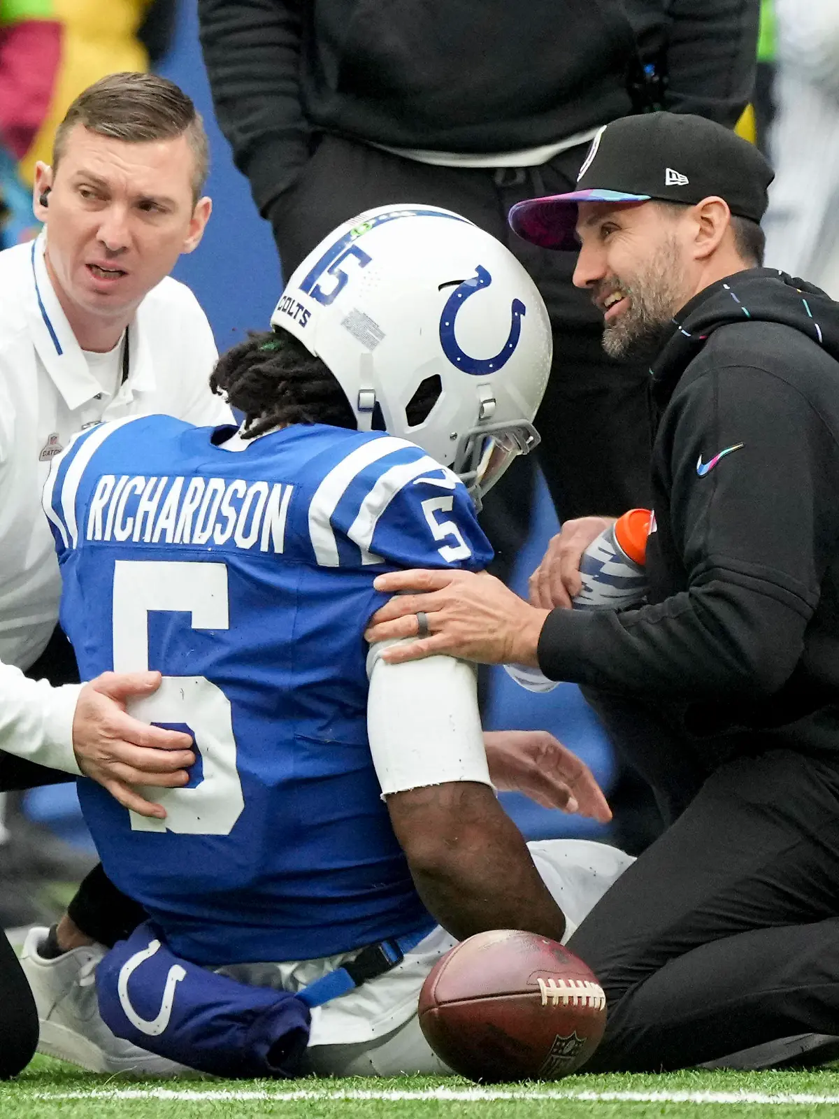 NFL, American Football Herren, USA Tennessee Titans at Indianapolis Colts Oct 8, 2023 Indianapolis, Indiana, USA Team personnel tend to Indianapolis Colts quarterback Anthony Richardson 5 after hurting his shoulder during a game against the Tennessee Titans. Indianapolis Lucas Oil Stadium Indiana USA, EDITORIAL USE ONLY PUBLICATIONxINxGERxSUIxAUTxONLY Copyright: xBobxScheerx 20231008_szo_USA_0135