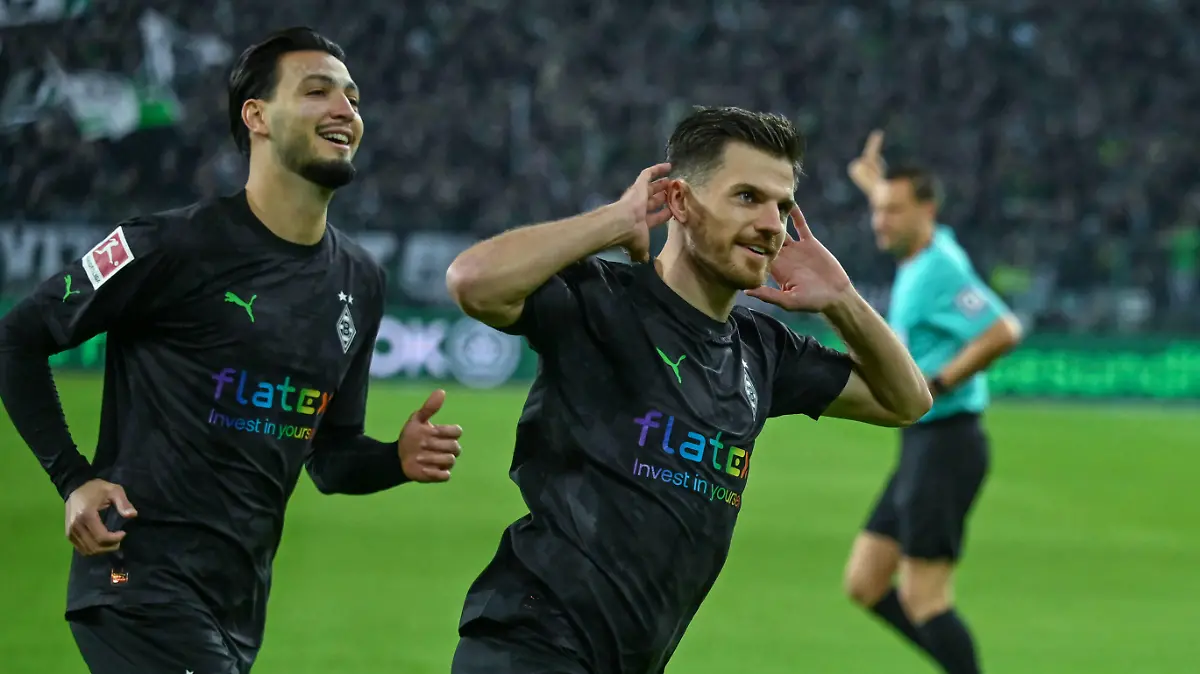 GER, 1.FBL, Bundesliga, Borussia Mönchengladbach vs. Borussia Dortmund / 11.11.2022, Borussia-Park, Gladbach, GER, 1.FBL, Bundesliga, Borussia Mönchengladbach vs. Borussia Dortmund im Bild / picture shows Jonas Hofmann Borussia Mönchengladbach 23 l jubelt nach seinem Tor zum 1:0 mi Ramy Bensebaini Borussia Mönchengladbach 25 r. *** GER, 1 FBL, Bundesliga, Borussia Mönchengladbach vs Borussia Dortmund 11 11 2022, Borussia Park, Gladbach, GER, 1 FBL, Bundesliga, Borussia Mönchengladbach vs Borussia Dortmund in picture shows Jonas Hofmann Borussia Mönchengladbach 23 l cheers after his goal to 1 0 mi Ramy Bensebaini Borussia Mönchengladbach 25 r nordphotoxGmbHx/xTeresaxKroeger nordphoto00008 