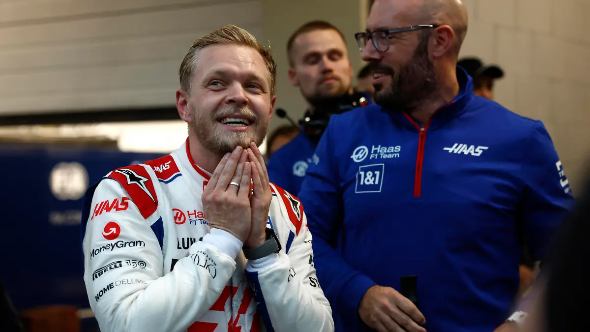 Formula 1 2022: Sao Paulo GP AUToDROMO JOS CARLOS PACE, BRAZIL - NOVEMBER 11: Pole man Kevin Magnussen, Haas F1 Team, celebrates with his team during the Sao Paulo GP at Autodromo Jos Carlos Pace on Friday November 11, 2022 in Sao Paulo, Brazil. Photo by Zak Mauger / LAT Images Images PUBLICATIONxINxGERxSUIxAUTxHUNxONLY GP2221_171052_U1A3737 