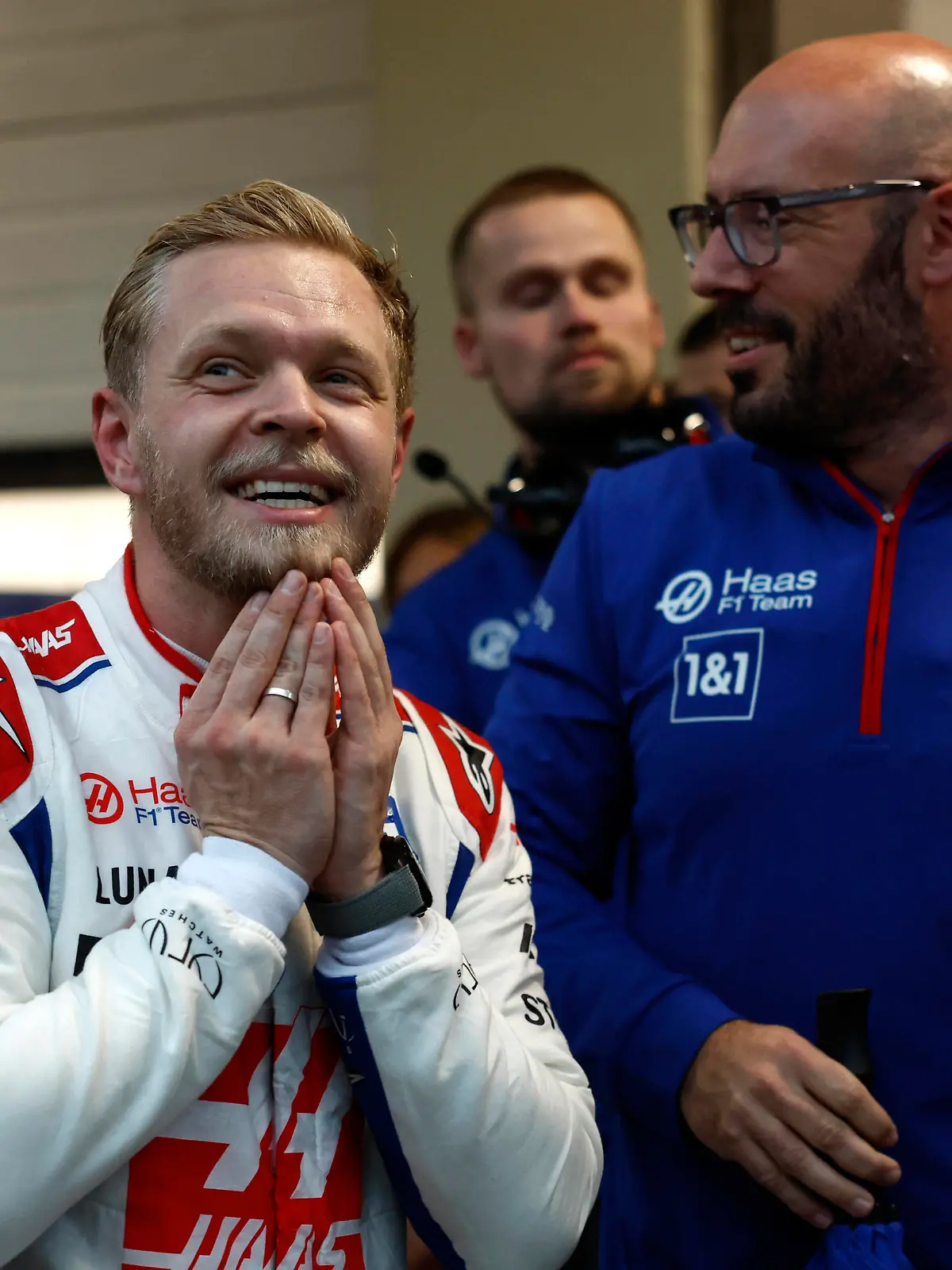 Formula 1 2022: Sao Paulo GP AUToDROMO JOS CARLOS PACE, BRAZIL - NOVEMBER 11: Pole man Kevin Magnussen, Haas F1 Team, celebrates with his team during the Sao Paulo GP at Autodromo Jos Carlos Pace on Friday November 11, 2022 in Sao Paulo, Brazil. Photo by Zak Mauger / LAT Images Images PUBLICATIONxINxGERxSUIxAUTxHUNxONLY GP2221_171052_U1A3737 