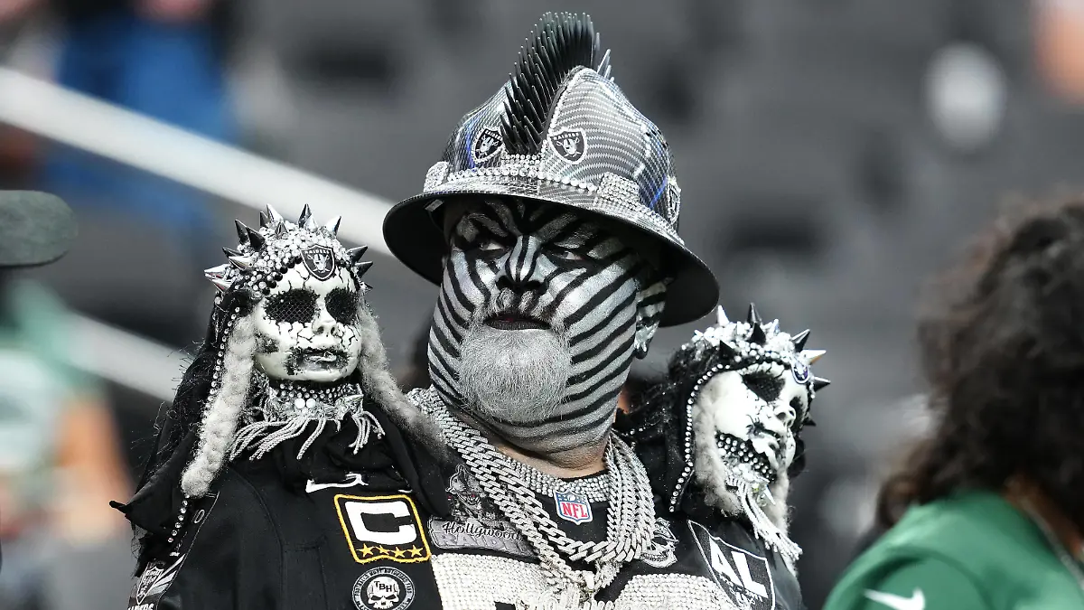 NFL, American Football Herren, USA Green Bay Packers at Las Vegas Raiders Oct 9, 2023 Paradise, Nevada, USA A Las Vegas Raiders fan awaits the start of a game between the Raiders and the Green Bay Packers at Allegiant Stadium. Paradise Allegiant Stadium Nevada USA, EDITORIAL USE ONLY PUBLICATIONxINxGERxSUIxAUTxONLY Copyright: xStephenxR.xSylvaniex 20231009_jcd_cs1_0046