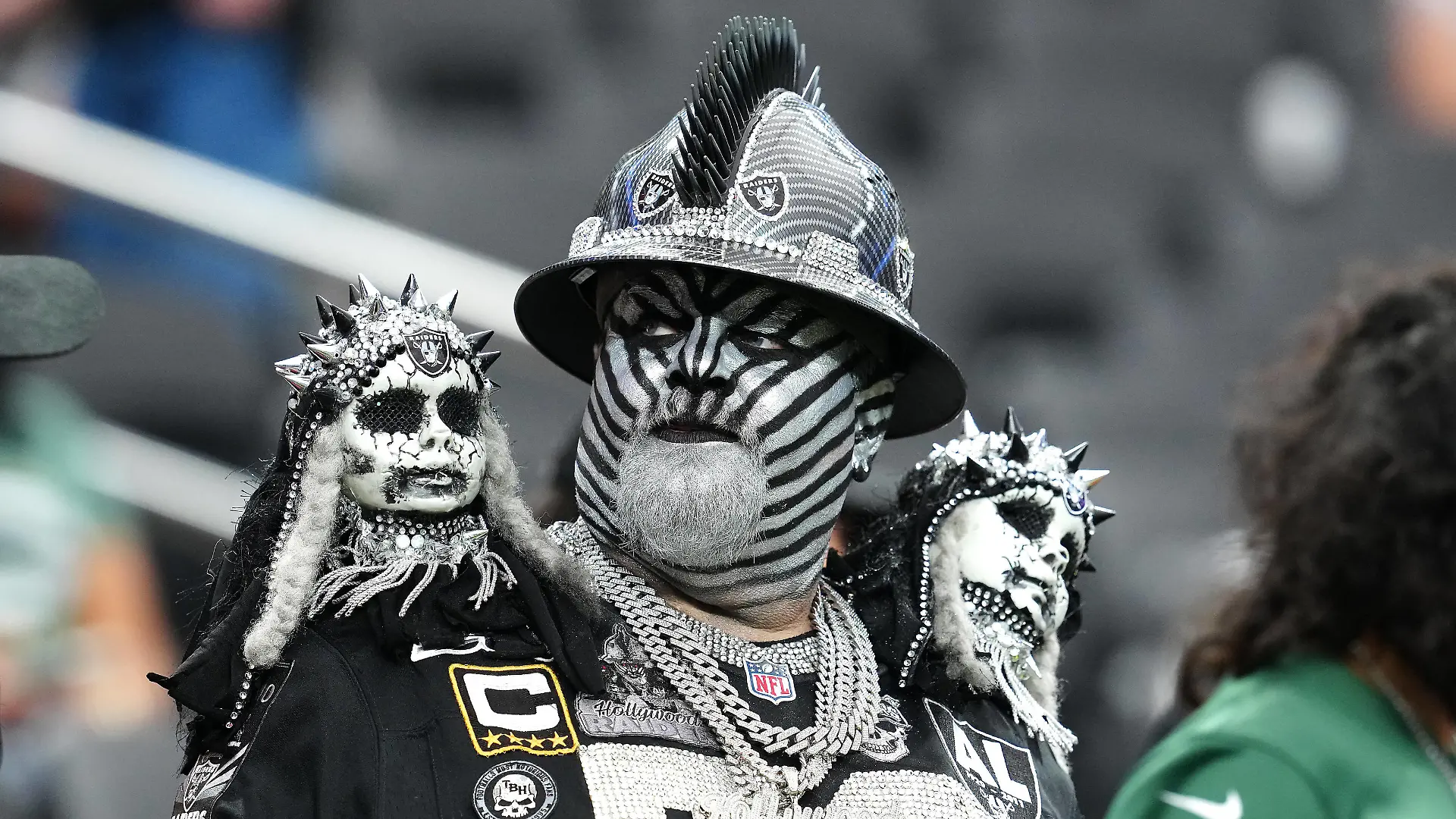 NFL, American Football Herren, USA Green Bay Packers at Las Vegas Raiders Oct 9, 2023 Paradise, Nevada, USA A Las Vegas Raiders fan awaits the start of a game between the Raiders and the Green Bay Packers at Allegiant Stadium. Paradise Allegiant Stadium Nevada USA, EDITORIAL USE ONLY PUBLICATIONxINxGERxSUIxAUTxONLY Copyright: xStephenxR.xSylvaniex 20231009_jcd_cs1_0046