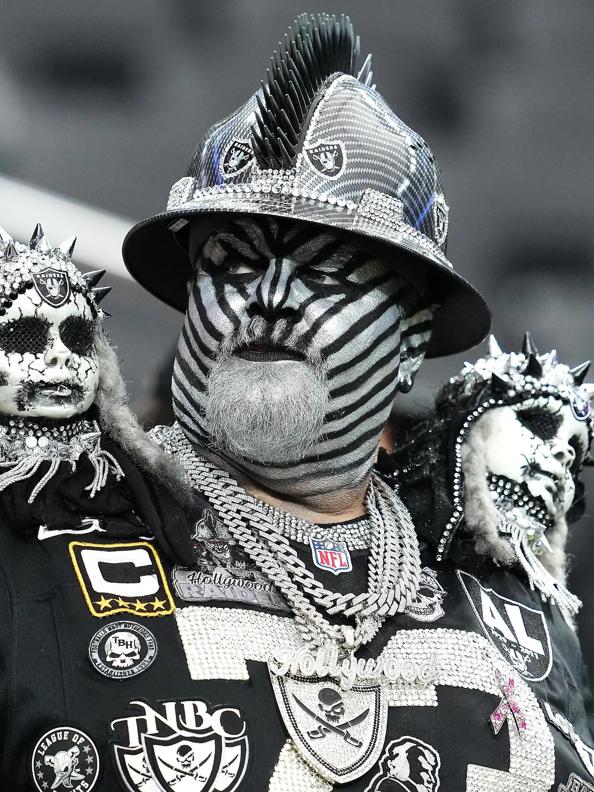 NFL, American Football Herren, USA Green Bay Packers at Las Vegas Raiders Oct 9, 2023 Paradise, Nevada, USA A Las Vegas Raiders fan awaits the start of a game between the Raiders and the Green Bay Packers at Allegiant Stadium. Paradise Allegiant Stadium Nevada USA, EDITORIAL USE ONLY PUBLICATIONxINxGERxSUIxAUTxONLY Copyright: xStephenxR.xSylvaniex 20231009_jcd_cs1_0046
