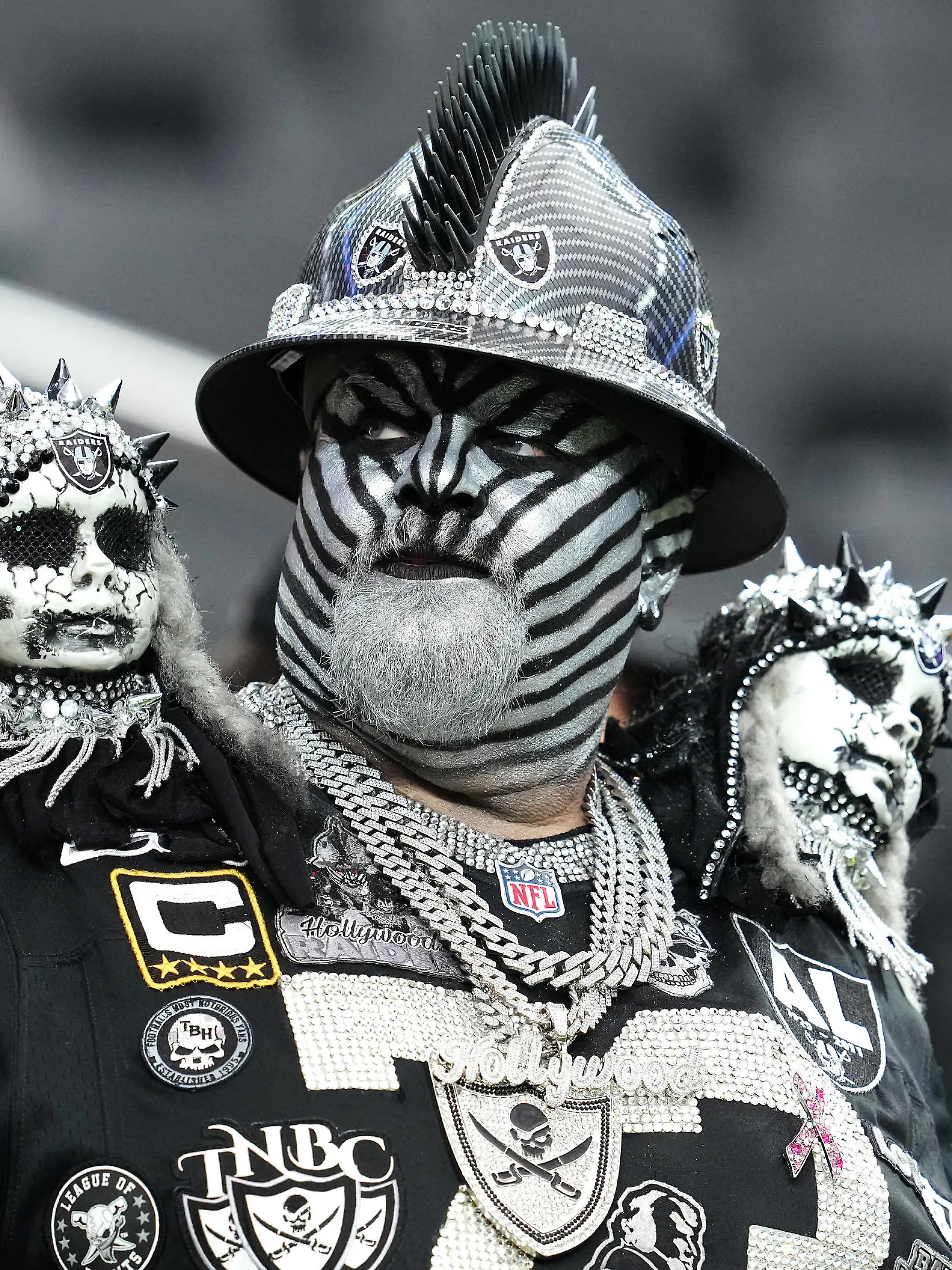 NFL, American Football Herren, USA Green Bay Packers at Las Vegas Raiders Oct 9, 2023 Paradise, Nevada, USA A Las Vegas Raiders fan awaits the start of a game between the Raiders and the Green Bay Packers at Allegiant Stadium. Paradise Allegiant Stadium Nevada USA, EDITORIAL USE ONLY PUBLICATIONxINxGERxSUIxAUTxONLY Copyright: xStephenxR.xSylvaniex 20231009_jcd_cs1_0046