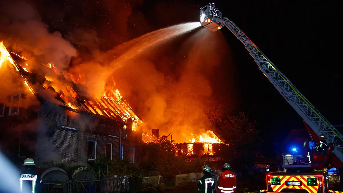 Beide Gebäude fielen den Flammen zum Opfer.