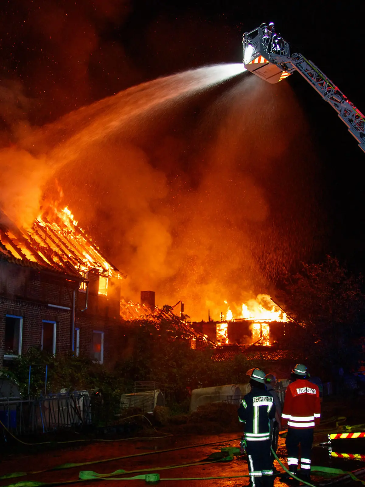 Beide Gebäude fielen den Flammen zum Opfer.