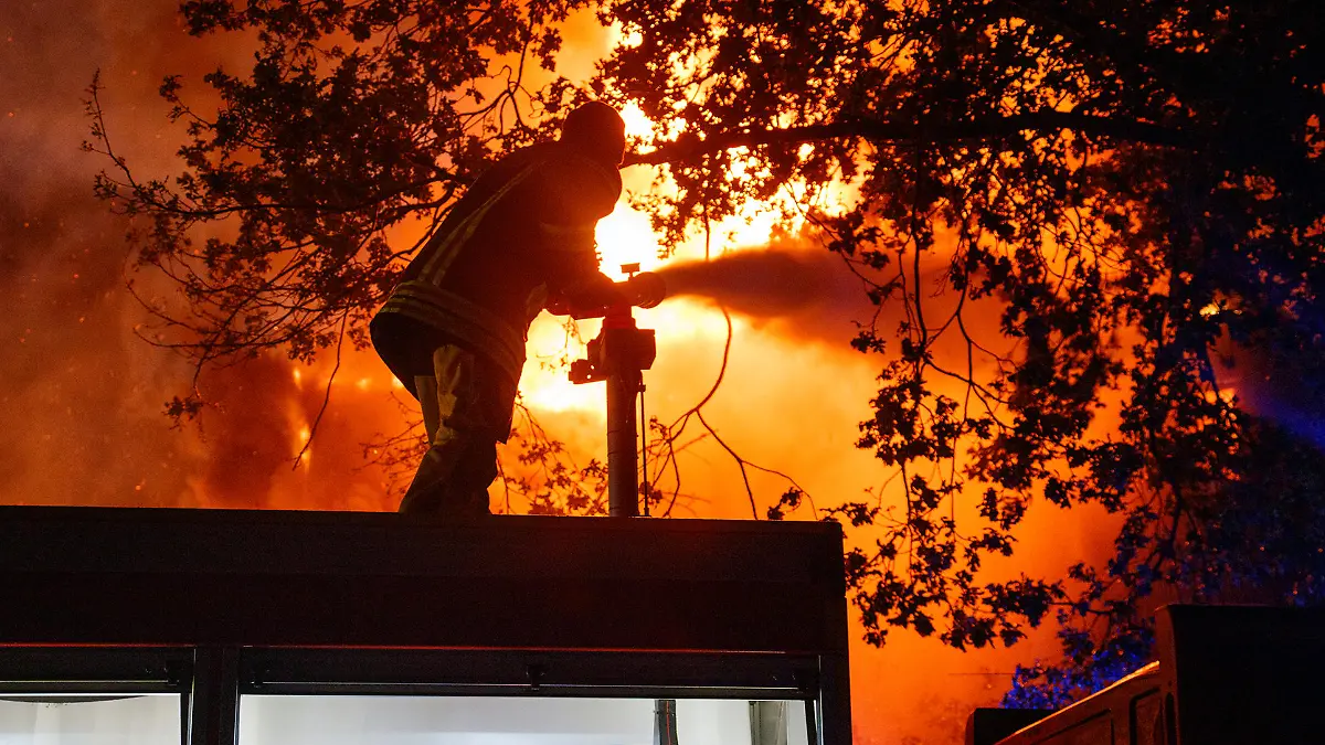 Die Feuerwehr bekämpfte den Brand mit zahlreichen Strahlrohren - auch Wenderohre und Wasserwerfer kamen zum Einsatz.