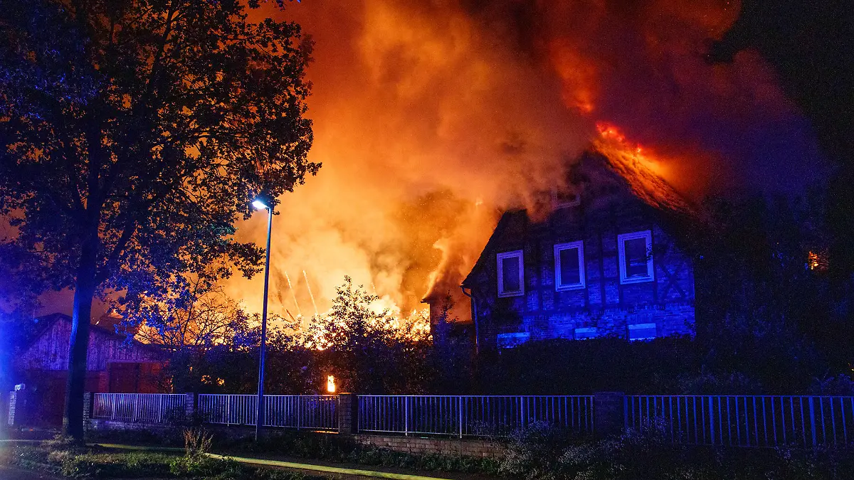 Das Feuer breitete sich rasend schnell aus, schon früh standen Stall und Wohngebäude im Vollbrand.