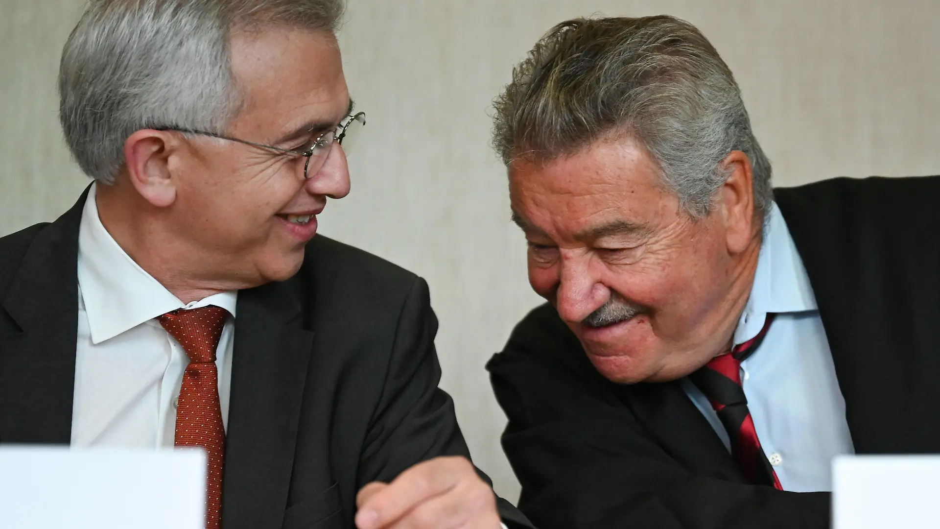 27.10.2022, Hessen, Frankfurt/Main: Peter Feldmann (SPD, l), Oberbürgermeister von Frankfurt am Main, unterhält sich zu Beginn des zweiten Prozesstages im Gerichtssaal des Landgerichts mit seinem Anwalt Ulrich Endres. Der umstrittene Oberbürgermeister muss sich vor dem Landgericht wegen Korruptionsvorwürfen verantworten. Foto: Arne Dedert/dpa/POOL/dpa +++ dpa-Bildfunk +++