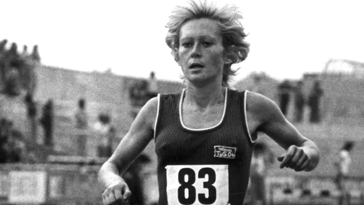 ARCHIV - 19.05.1975, Rheinland-Pfalz, Bad Godesberg: Die Leichtathletin Ellen Wessinghage (geborene Tittel), damals Ellen Wellmann, aufgenommen beim Zieleinlauf während der 75. Deutschen Leichtathletik-Meisterschaften im Pennenfeld-Stadion. (zu dpa «Ehemalige Sportlerin des Jahres Ellen Wessinghage gestorben») Foto: Steiner/dpa +++ dpa-Bildfunk +++