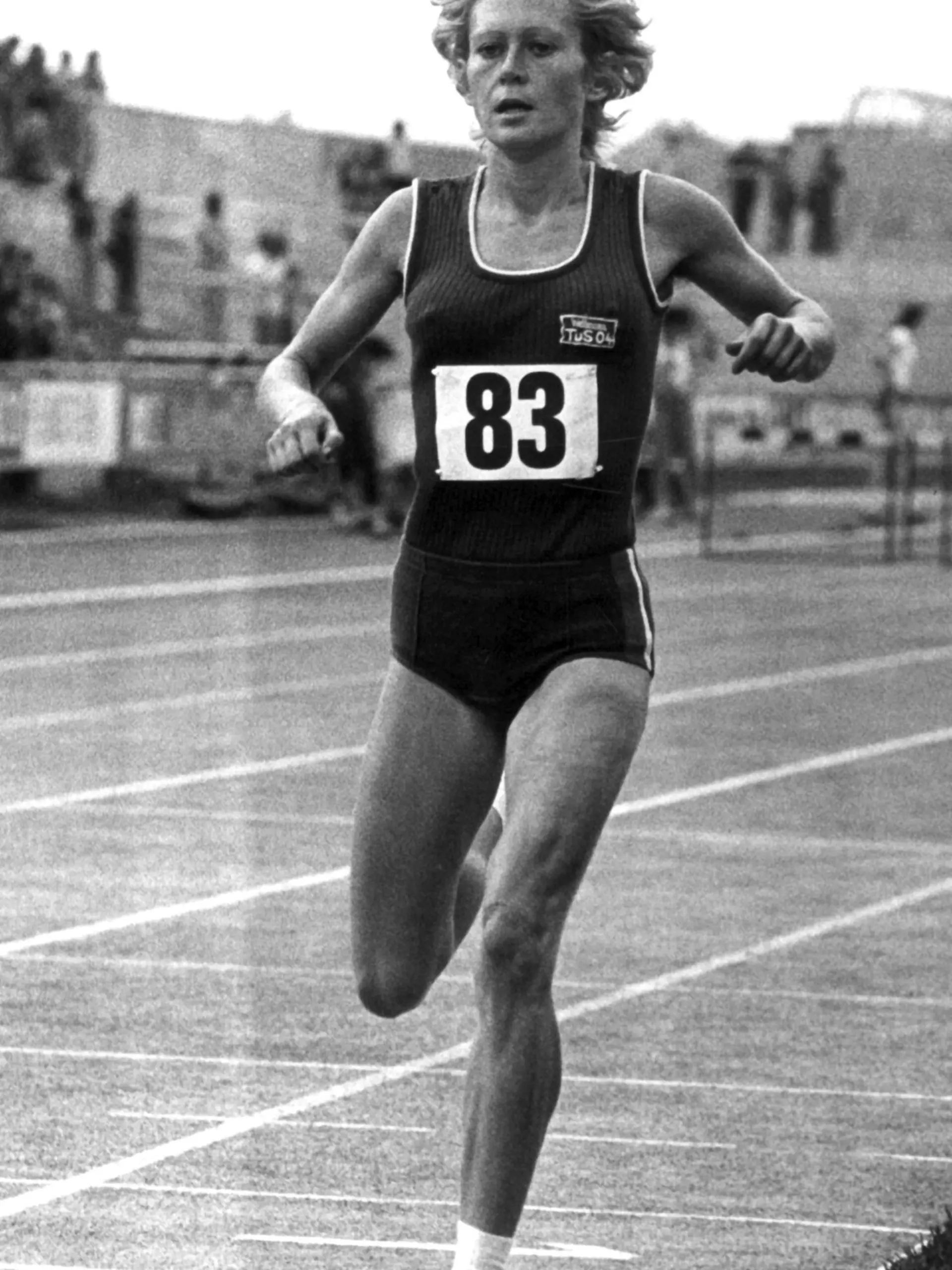 ARCHIV - 19.05.1975, Rheinland-Pfalz, Bad Godesberg: Die Leichtathletin Ellen Wessinghage (geborene Tittel), damals Ellen Wellmann, aufgenommen beim Zieleinlauf während der 75. Deutschen Leichtathletik-Meisterschaften im Pennenfeld-Stadion. (zu dpa «Ehemalige Sportlerin des Jahres Ellen Wessinghage gestorben») Foto: Steiner/dpa +++ dpa-Bildfunk +++