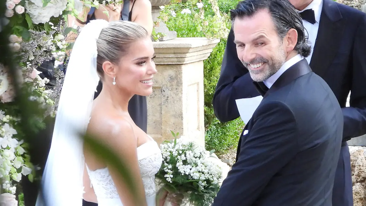 Sylvie Meis and Niclas Castello getting married in the garden of Villa Cora in Florence, Italy.

Pictured: Sylvie Meis,Niclas Castello
Ref: SPL5187915 190920 NON-EXCLUSIVE
Picture by: SplashNews.com







World Rights
