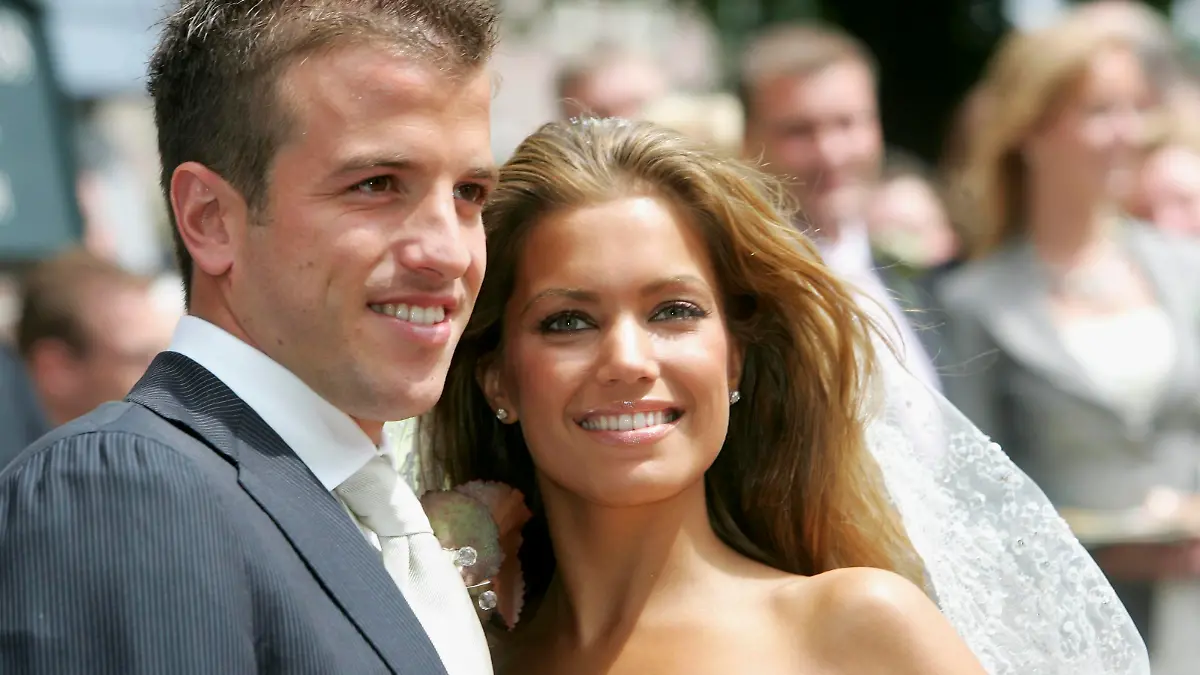 HEEMSKERK, NETHERLANDS - JUNE 10:  Rafael van der Vaart and Sylvie Meiss pose during their wedding ceremony on June 10, 2005 in Heemskerk, Netherlands.  (Photo by Nadine Rupp/Bongarts/Getty Images)