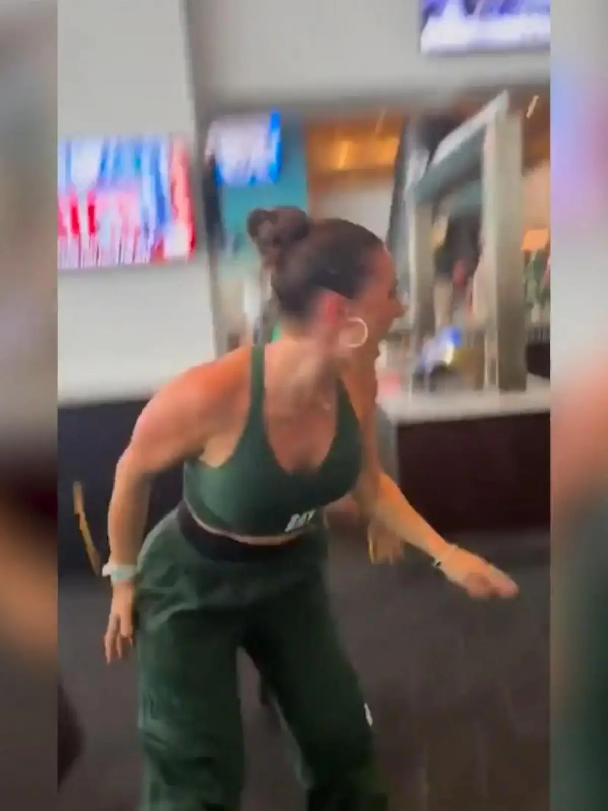 Mit der ersten Ballberührung in seiner fünfjährigen NFL-Karriere erzielte Nick Bawden, Fullback der New York Jets, einen Touchdown. Als ob der Jubel auf dem Spielfeld nicht schon genug wäre, flippte auch seine Frau Alexis komplett aus.