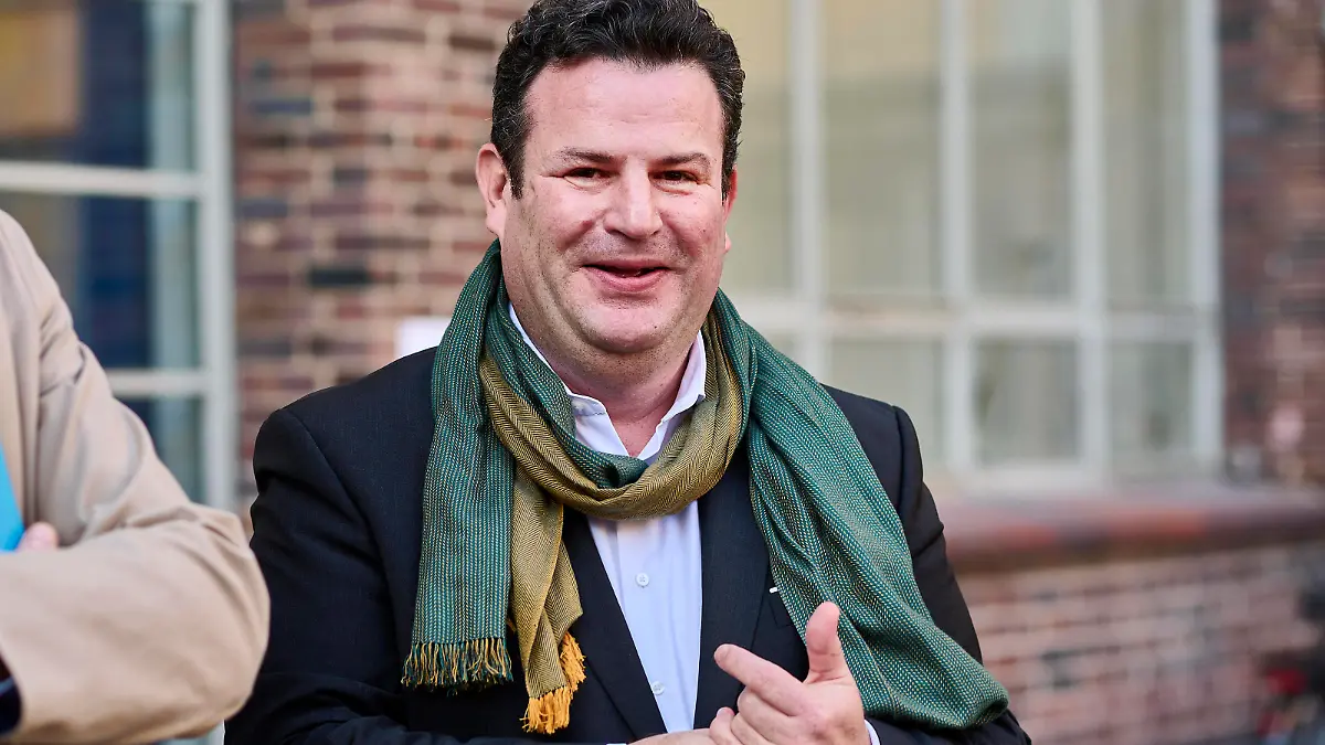 Hubertus Heil besucht Start FACTUREE DEU, Deutschland, Berlin, 09.11.2022: Im Gesräch mit der Presse. Bundesminister Hubertus Heil informiert sich im Startup FACTUREE über die Integration Langzeitarbeitsloser in den Arbeitsmarkt. Mit der Einführung des Bürgergelds soll eine dauerhafte Vermittlung in eine sozialversicherungspflichtige Beschäftigung gelingen. In dem Unternehmen FACTUREE in Berlin-Wedding, einem Online-Fertiger von CNC, Blech- und 3D-Druck-Teilen, werden diese gesetzlichen Instrumente in die Praxis umgesetzt. *** Hubertus Heil visits Start FACTUREE DEU, Germany, Berlin, 09 11 2022 In conversation with the press Federal Minister Hubertus Heil informs himself at the startup FACTUREE about the integration of the long-term un 