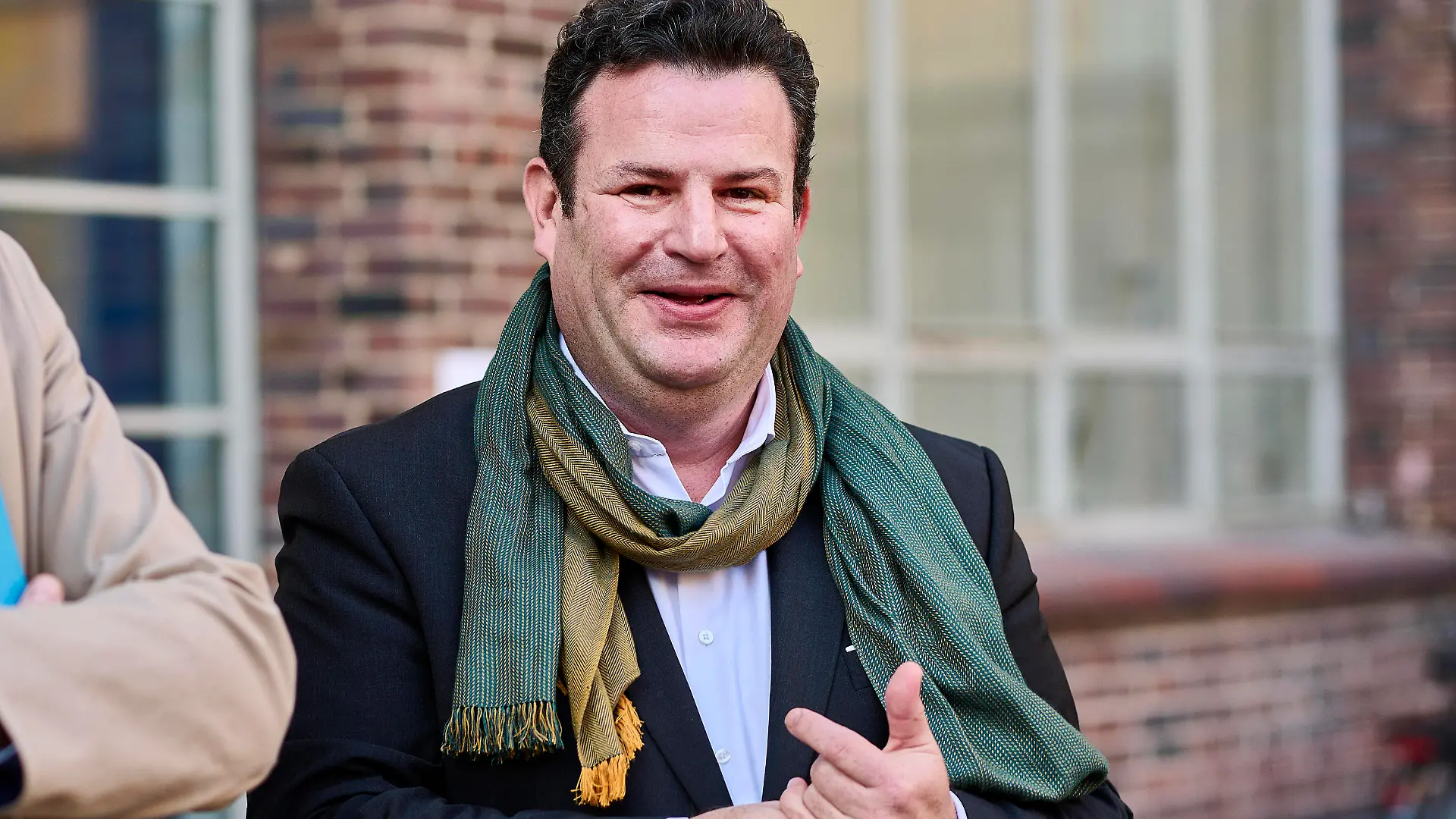 Hubertus Heil besucht Start FACTUREE DEU, Deutschland, Berlin, 09.11.2022: Im Gesräch mit der Presse. Bundesminister Hubertus Heil informiert sich im Startup FACTUREE über die Integration Langzeitarbeitsloser in den Arbeitsmarkt. Mit der Einführung des Bürgergelds soll eine dauerhafte Vermittlung in eine sozialversicherungspflichtige Beschäftigung gelingen. In dem Unternehmen FACTUREE in Berlin-Wedding, einem Online-Fertiger von CNC, Blech- und 3D-Druck-Teilen, werden diese gesetzlichen Instrumente in die Praxis umgesetzt. *** Hubertus Heil visits Start FACTUREE DEU, Germany, Berlin, 09 11 2022 In conversation with the press Federal Minister Hubertus Heil informs himself at the startup FACTUREE about the integration of the long-term un 