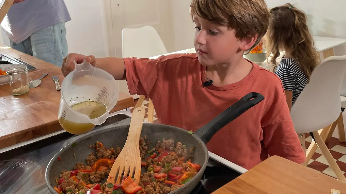 Levin (6) kocht die Bolognese aus einem echten Herbstgewächs, dem Kürbis, denn er tut der Haut gut.