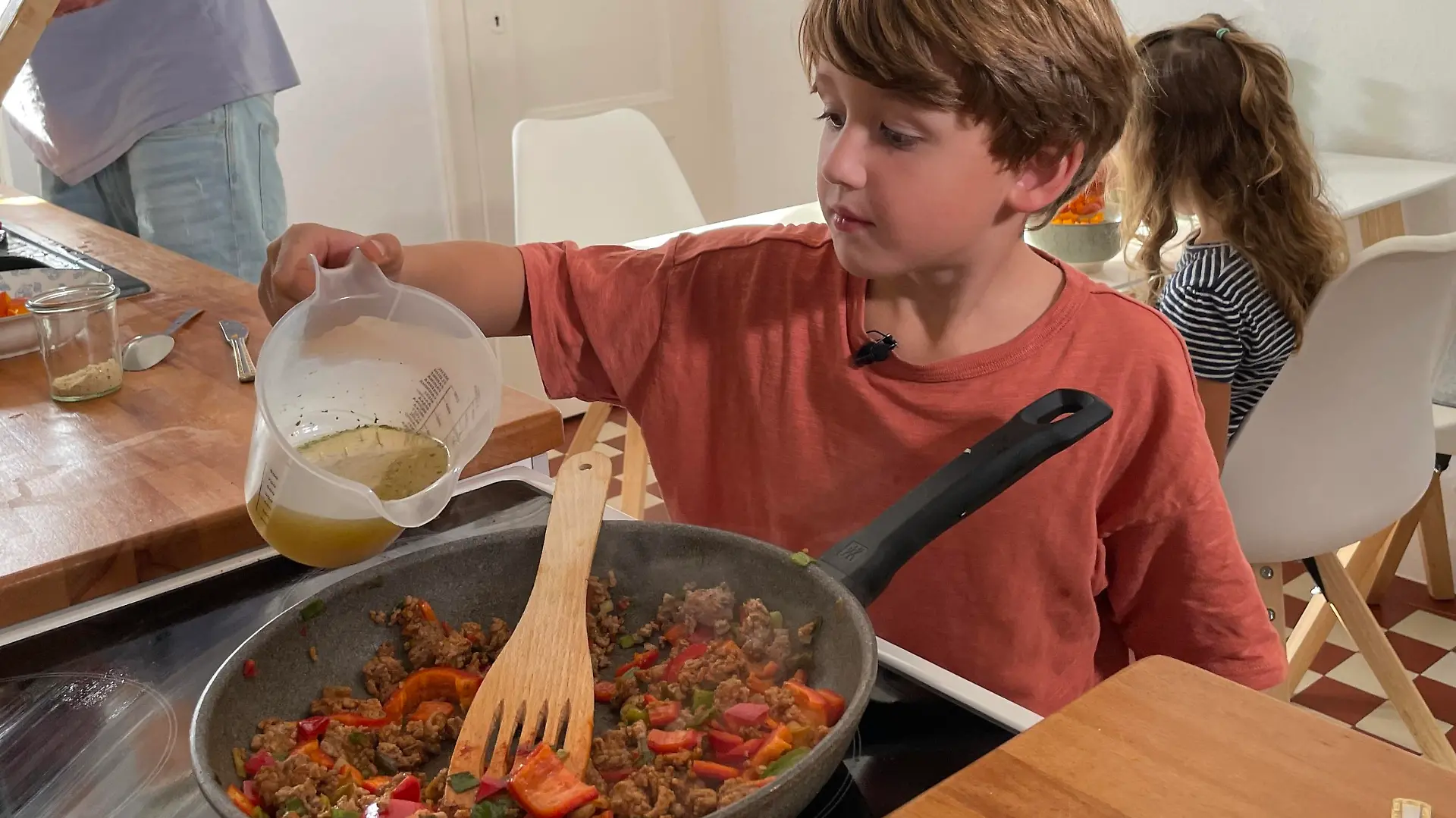 Levin (6) kocht die Bolognese aus einem echten Herbstgewächs, dem Kürbis, denn er tut der Haut gut.