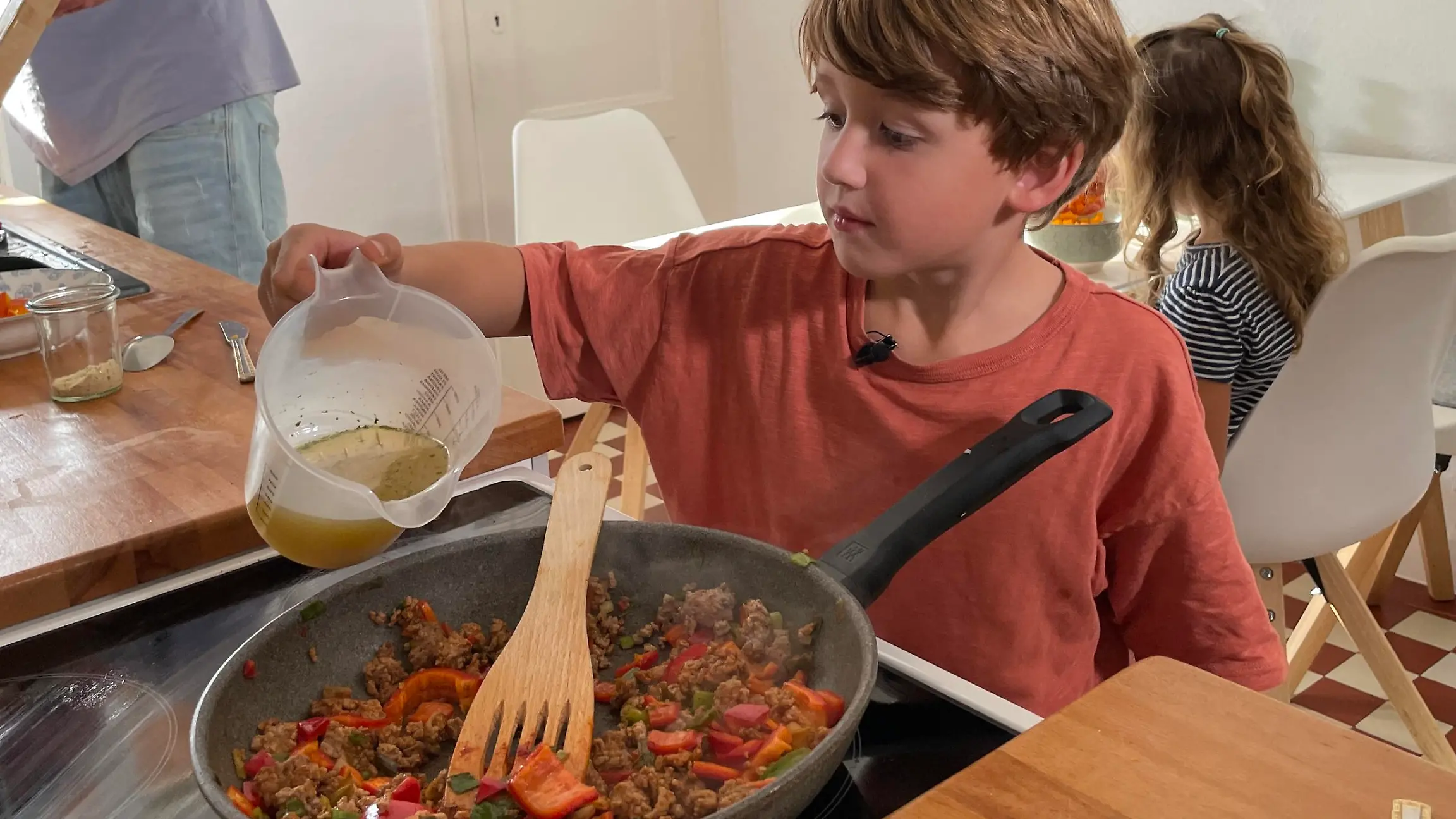 Levin (6) kocht die Bolognese aus einem echten Herbstgewächs, dem Kürbis, denn er tut der Haut gut.