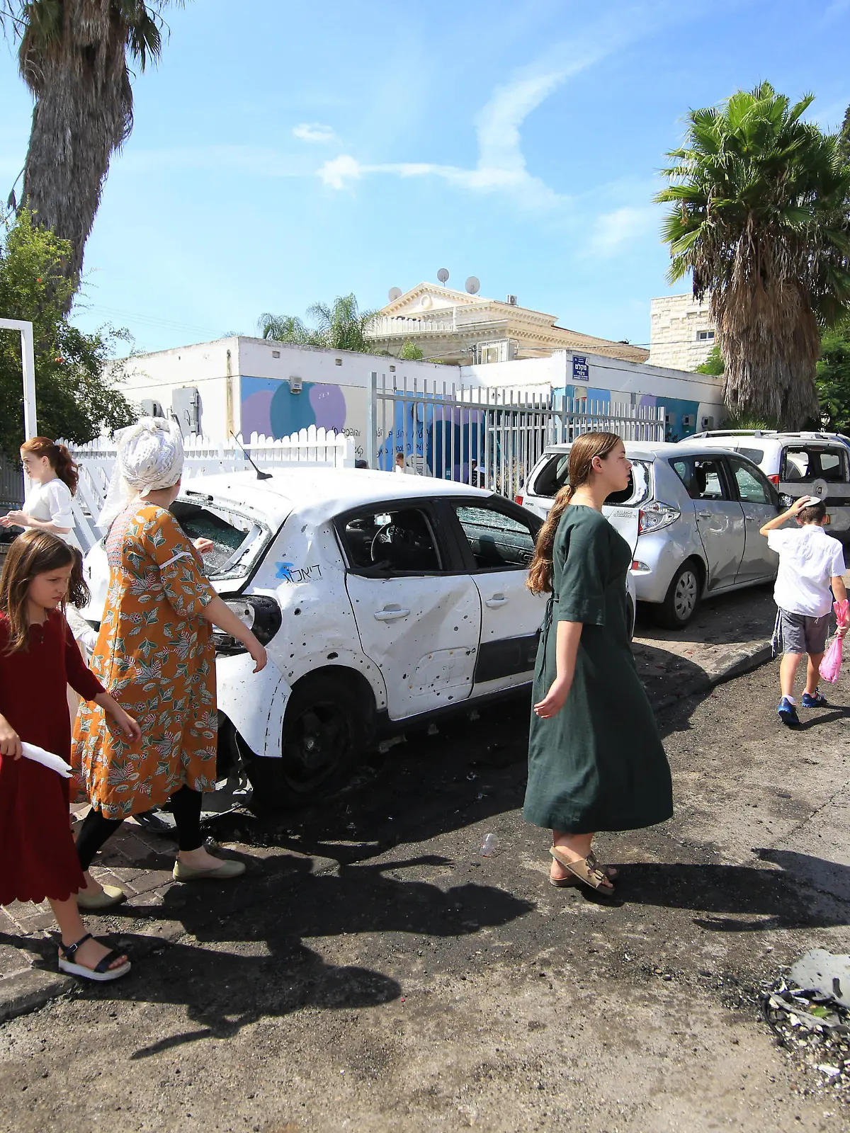 Damage caused by rockets fired from the Gaza Strip into Israel RAMLA, ISRAEL - OCTOBER 07: People leave their damaged houses after the firing with rockets by Palestinians in response to Israeli airstrikes during an operation in Ramla, Israel on October 07, 2023. Rockets landed in the city of Ramla near Tel Aviv, causing damage to parked vehicles, streets and some houses in the city. Saeed Qaq Copyright: xSAEEDxQAQx 513A0815