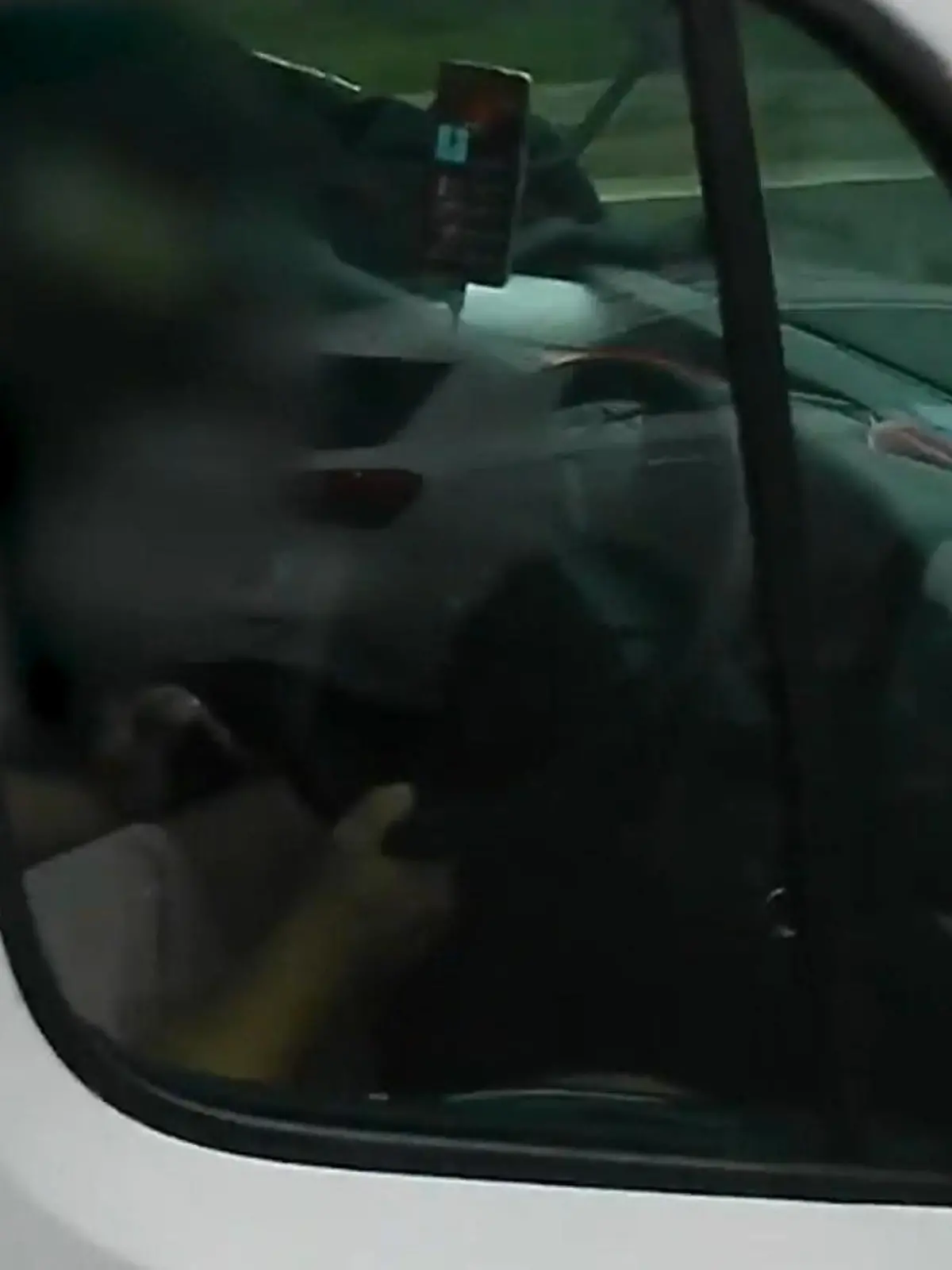 Dieser Lkw-Fahrer schaut TV – während der Fahrt. Und das auf der Autobahn. Erwischt hat ihn die Polizei im englischen South Yorkshire. Der Fahrer merkt nicht einmal, dass er gefilmt wird, weil er so abgelenkt ist.