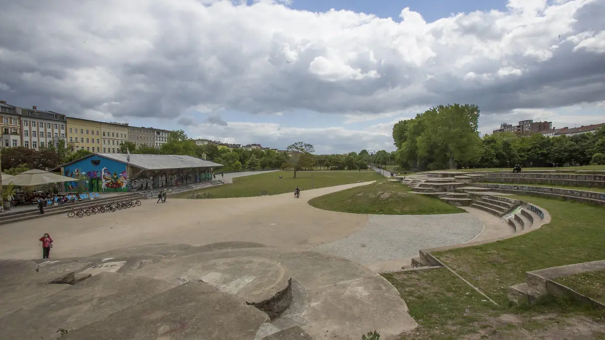 Pauschale Berlin / 15.05.2015 Reportage Drogen Goerlitzer Park, wie sieht es jetzt bei der Null Toleranz Politik im Park aus? Was macht die Polizei, Dealer, Kaeufer. Bild-Motiv: Uebersicht Goerlitzer Park (  