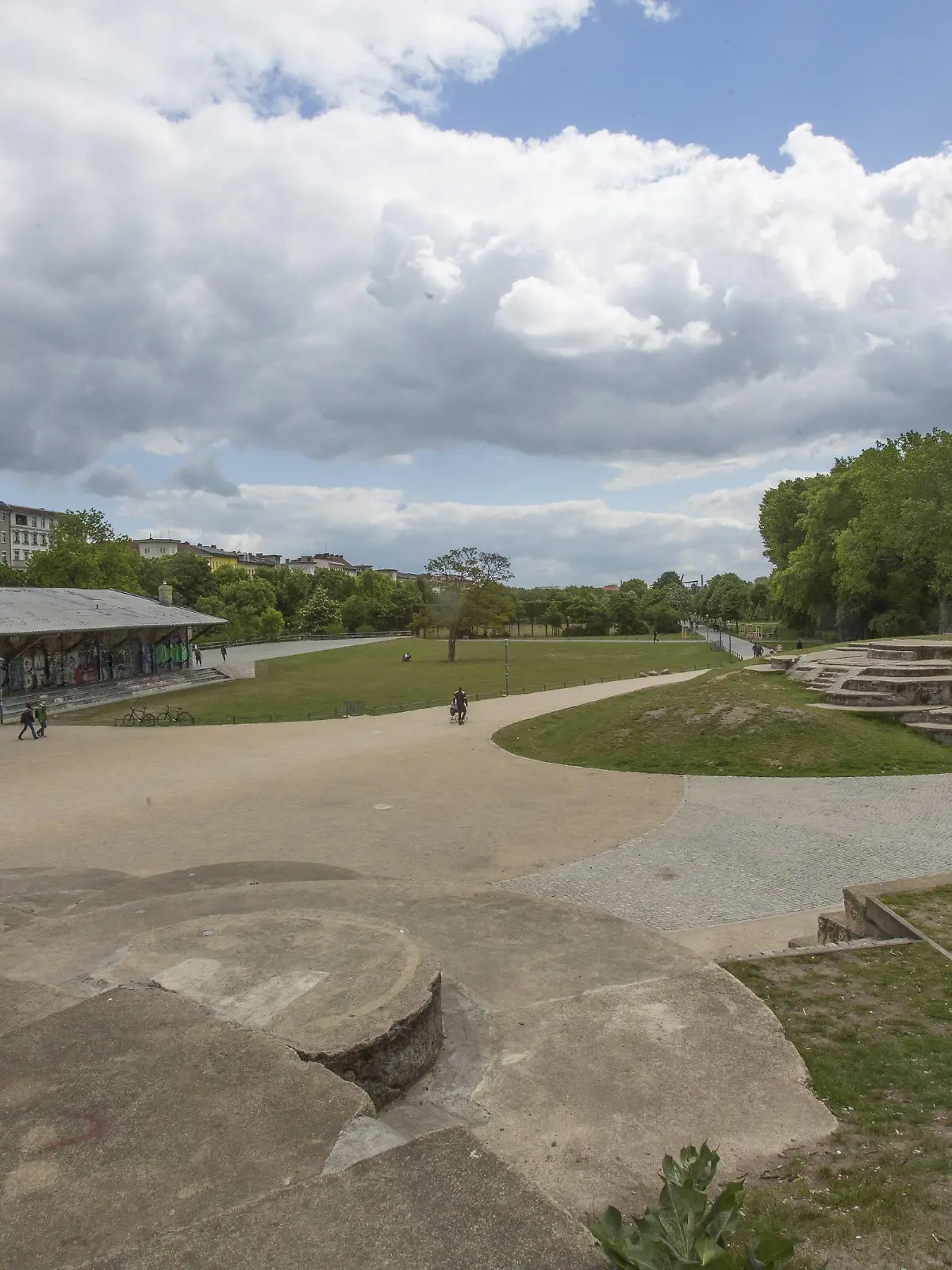 Pauschale Berlin / 15.05.2015 Reportage Drogen Goerlitzer Park, wie sieht es jetzt bei der Null Toleranz Politik im Park aus? Was macht die Polizei, Dealer, Kaeufer. Bild-Motiv: Uebersicht Goerlitzer Park (  