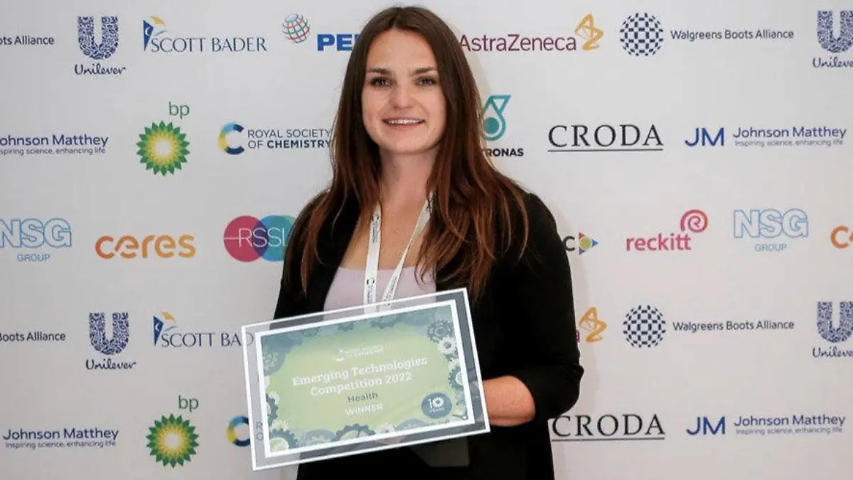 SONDERKONDITIONEN: Satzpreis!
FILE PICTURE - Scientist Kirsty Smitten. Release date  October 9, 2023. See SWNS story SWLNforbes. One of Britain's top young scientists has died aged just 29 from a rare form of heart cancer originally diagnosed as a pulled muscle. Kirsty Smitten was a world leading scientist set to potentially save tens of millions of lives with her new antibiotic medicine. She passed away in hospital with her family beside her last Wednesday [October 4], having spent the past seven weeks in Birmingham's Queen Elizabeth Hospital. When she first attended hospital last November doctors thought she'd just pulled a muscle. But she later received a terminal diagnosis and given just months to live. She was named a Forbes under 30 scientist and in February this year was crowned FSB's Young Entrepreneur of the Year. Her cancer, cardiac angiosarcoma, was so rare her surgeon had never seen it before. Only two people are diagnosed with it a year in the UK. 