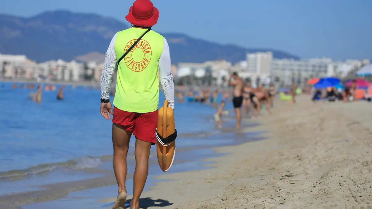 01.10.2023, Spanien, Palma: Ein Rettungsschwimmer patrouilliert am Strand von Arenal auf Mallorca am ersten Oktoberwochenende mit Temperaturen von 30 Grad. Foto: Clara Margais/dpa +++ dpa-Bildfunk +++