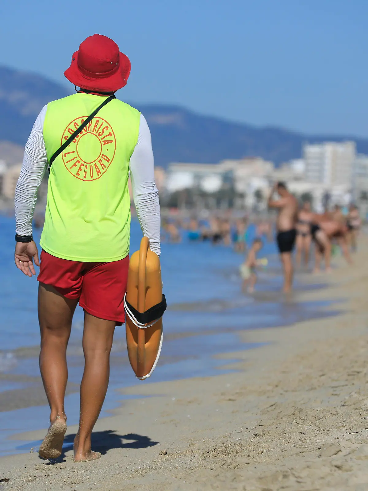01.10.2023, Spanien, Palma: Ein Rettungsschwimmer patrouilliert am Strand von Arenal auf Mallorca am ersten Oktoberwochenende mit Temperaturen von 30 Grad. Foto: Clara Margais/dpa +++ dpa-Bildfunk +++