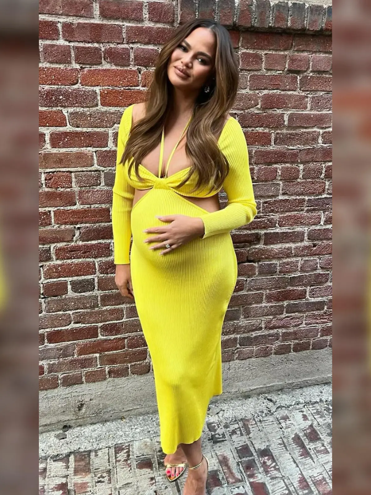 Die schwangere Chrissy Teigen zeigt auf Instagram stolz ihren Babybauch.