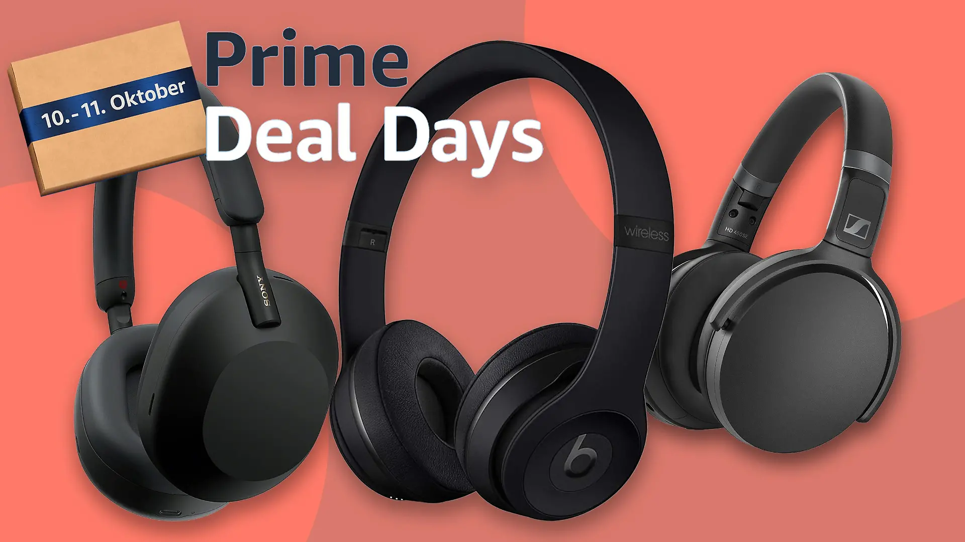 Schwarze On-Ear-Kopfhörer von Sennheiser, Sony und Beats vor einem roten Hintergrund mit einem Amazon-Paket in der linken oberen Ecke.