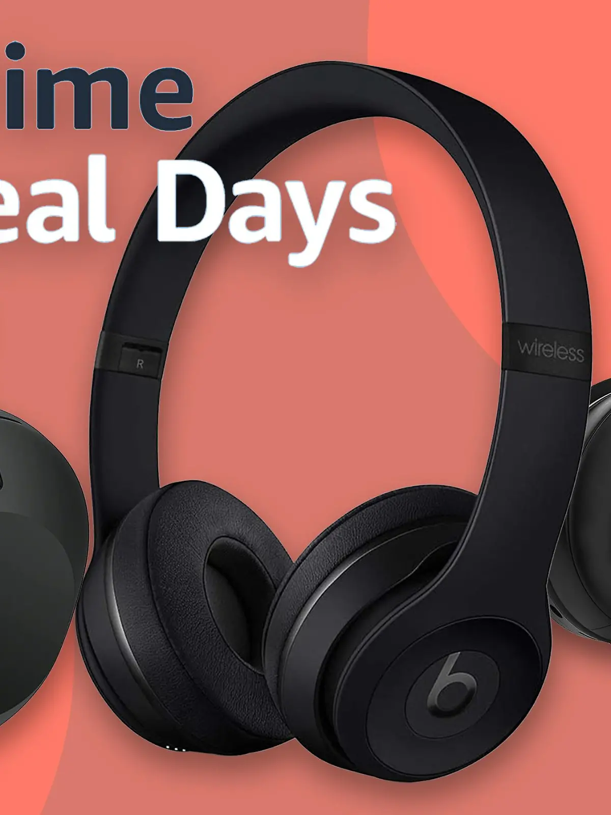 Schwarze On-Ear-Kopfhörer von Sennheiser, Sony und Beats vor einem roten Hintergrund mit einem Amazon-Paket in der linken oberen Ecke.