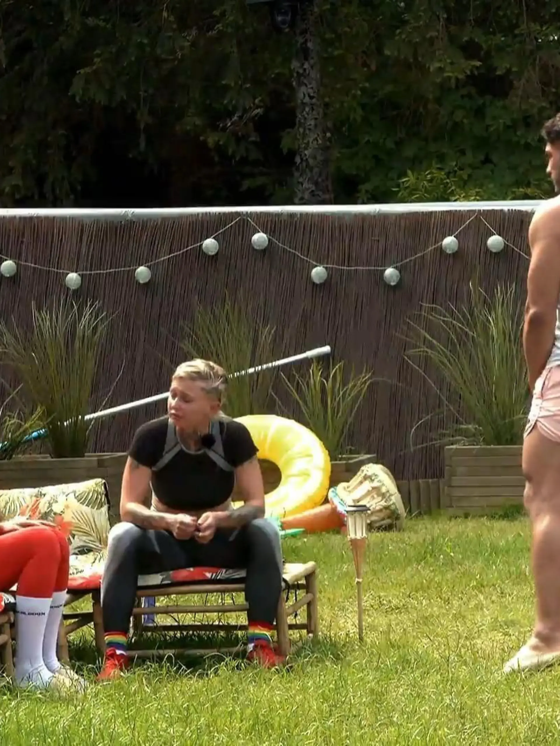 Paartherapie im Sommerhaus: Die Stehfests bitten Aleks und Vanessa zum Gespräch.