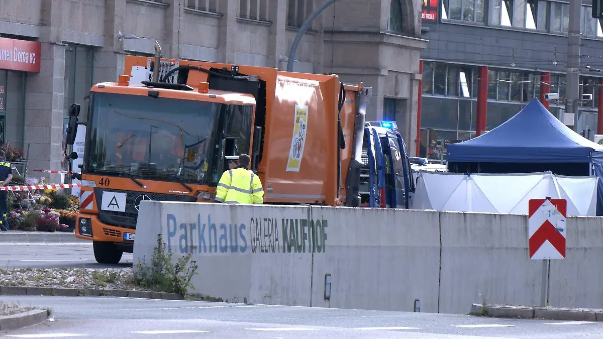 10.10.2023, Sachsen, Chemnitz: Ein Müllwagen steht neben einer Sichtschutzplane. Bei einem Zusammenstoß mit einem Müllauto in Chemnitz ist am Dienstag ein 20 Jahre alter Mann tödlich verletzt worden. Der Mann sei in der Nähe einer zentralen Haltestelle über die Straße gerannt und dabei von dem Müllauto erfasst worden, teilte die Polizei mit. Foto: ---/xcitepress/dpa +++ dpa-Bildfunk +++