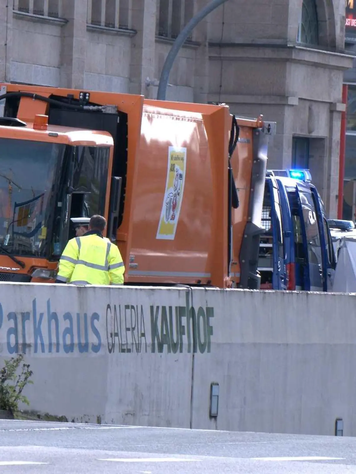 10.10.2023, Sachsen, Chemnitz: Ein Müllwagen steht neben einer Sichtschutzplane. Bei einem Zusammenstoß mit einem Müllauto in Chemnitz ist am Dienstag ein 20 Jahre alter Mann tödlich verletzt worden. Der Mann sei in der Nähe einer zentralen Haltestelle über die Straße gerannt und dabei von dem Müllauto erfasst worden, teilte die Polizei mit. Foto: ---/xcitepress/dpa +++ dpa-Bildfunk +++