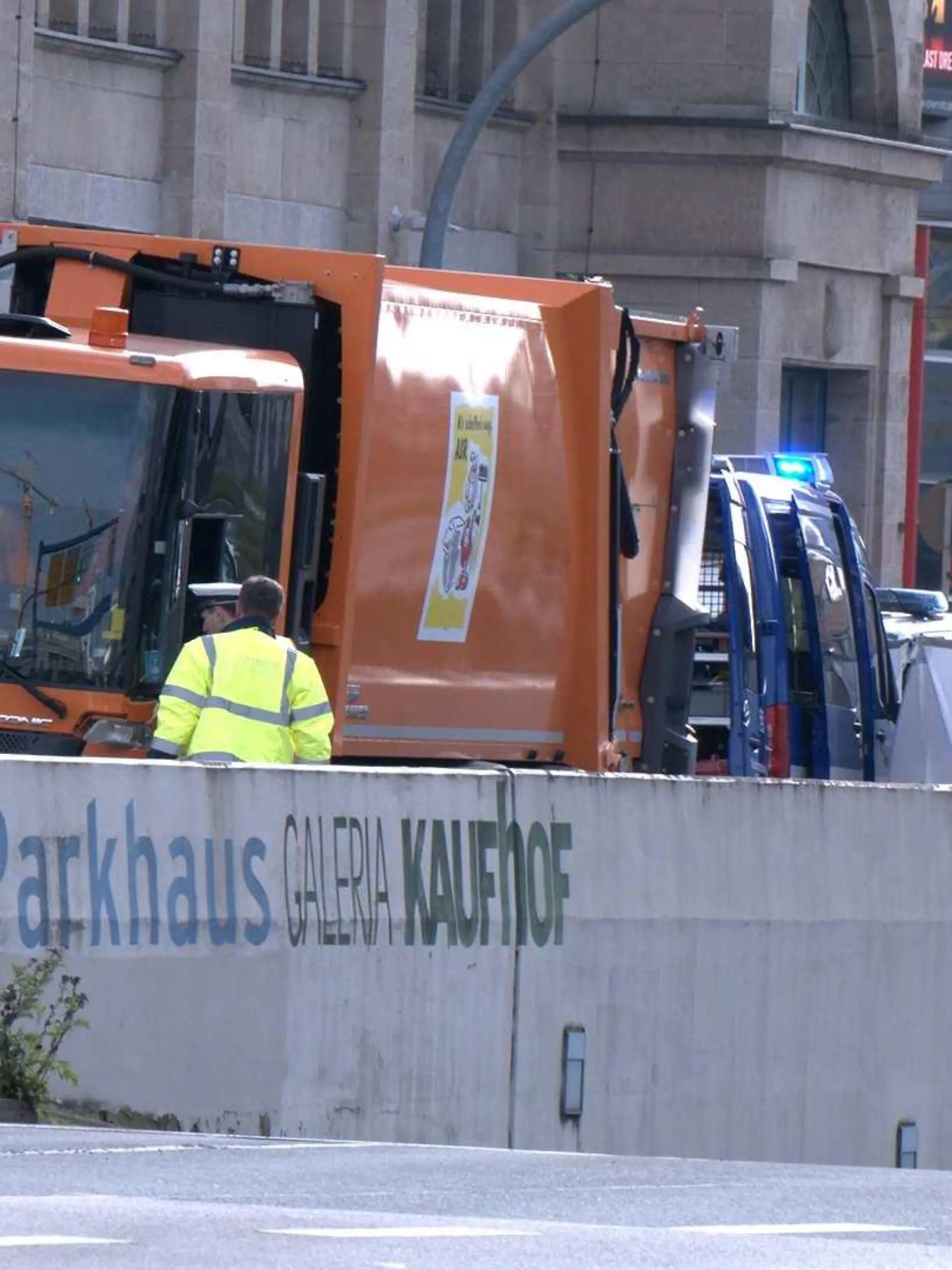 10.10.2023, Sachsen, Chemnitz: Ein Müllwagen steht neben einer Sichtschutzplane. Bei einem Zusammenstoß mit einem Müllauto in Chemnitz ist am Dienstag ein 20 Jahre alter Mann tödlich verletzt worden. Der Mann sei in der Nähe einer zentralen Haltestelle über die Straße gerannt und dabei von dem Müllauto erfasst worden, teilte die Polizei mit. Foto: ---/xcitepress/dpa +++ dpa-Bildfunk +++