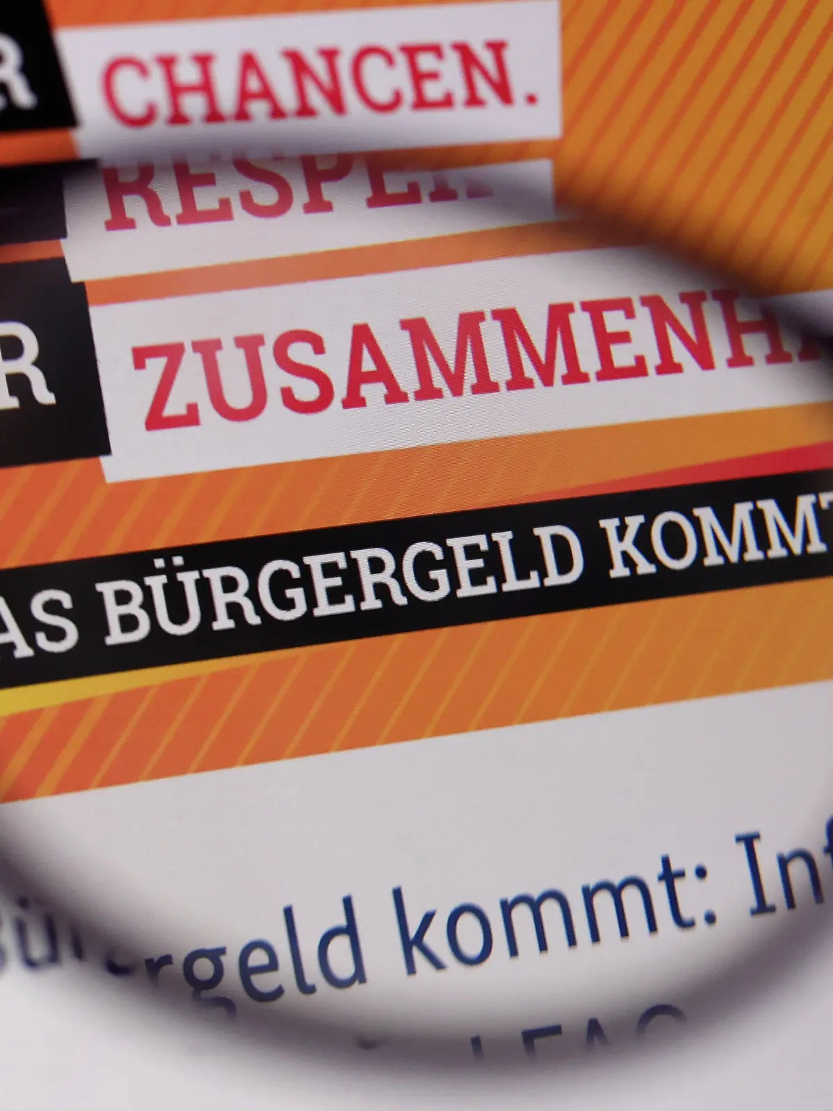 ILLUSTRATION - 09.11.2022, Bayern, Kaufbeuren: "Das Bürgergeld kommt" ist auf der Homepage des Bundesministeriums für Arbeit und Soziales durch eine Brille zu lesen. Der Bundestag soll am Donnerstag, 10.11.2020, über das neue Bürgergeld abstimmen. Foto: Karl-Josef Hildenbrand/dpa +++ dpa-Bildfunk +++