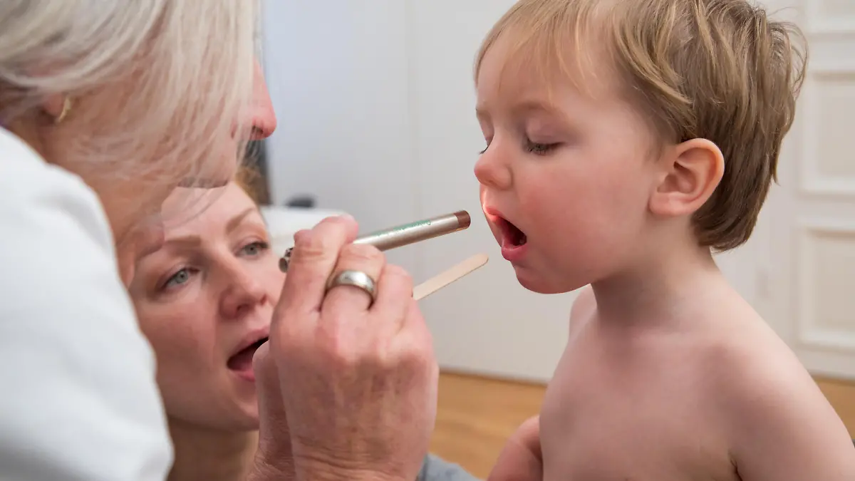 ILLUSTRATION - Eine Kinderaerztin untersucht am 24.01.2019 in einer Kinderarztpraxis in Hamburg einen kleinen Jungen (gestellte Szene). Foto: Christin Klose