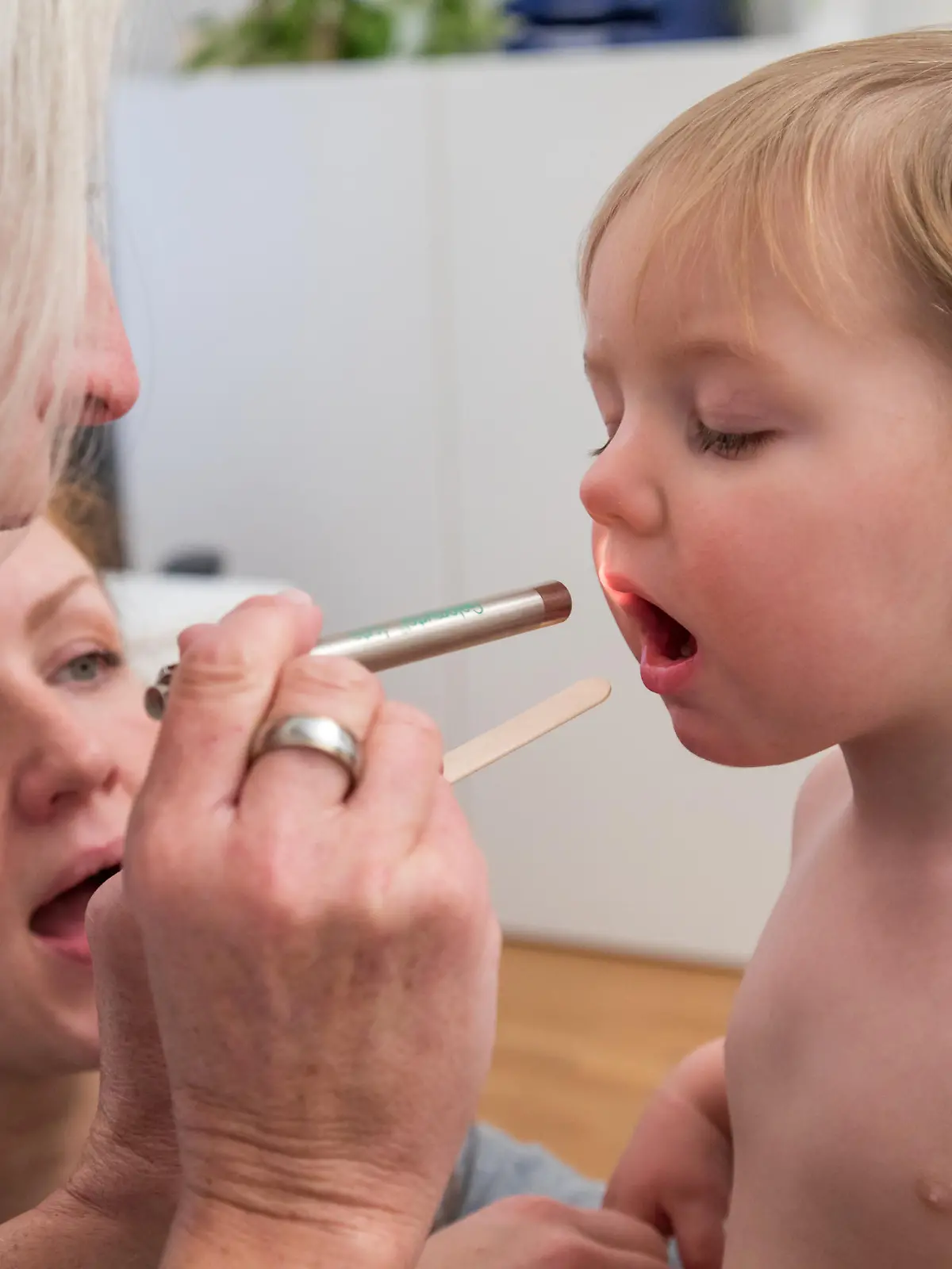 ILLUSTRATION - Eine Kinderaerztin untersucht am 24.01.2019 in einer Kinderarztpraxis in Hamburg einen kleinen Jungen (gestellte Szene). Foto: Christin Klose