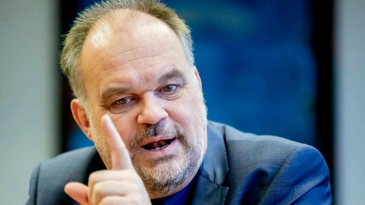 ARCHIV - 17.12.2019, Berlin: Lukas Siebenkotten, Direktor des Deutschen Mieterbundes (DMB), spricht bei einem Interviewtermin in seinem Büro mit der Deutschen Presse-Agentur. Der Plan der Bundesregierung für eine Gasumlage bei gleichzeitiger Senkung der Mehrwertsteuer auf Erdgas ist aus Sicht des Deutschen Mieterbundes nicht nachvollziehbar. (zu dpa «Mieterbund hält Gasumlage für merkwürdiges Konstrukt») Foto: Christoph Soeder/dpa +++ dpa-Bildfunk +++