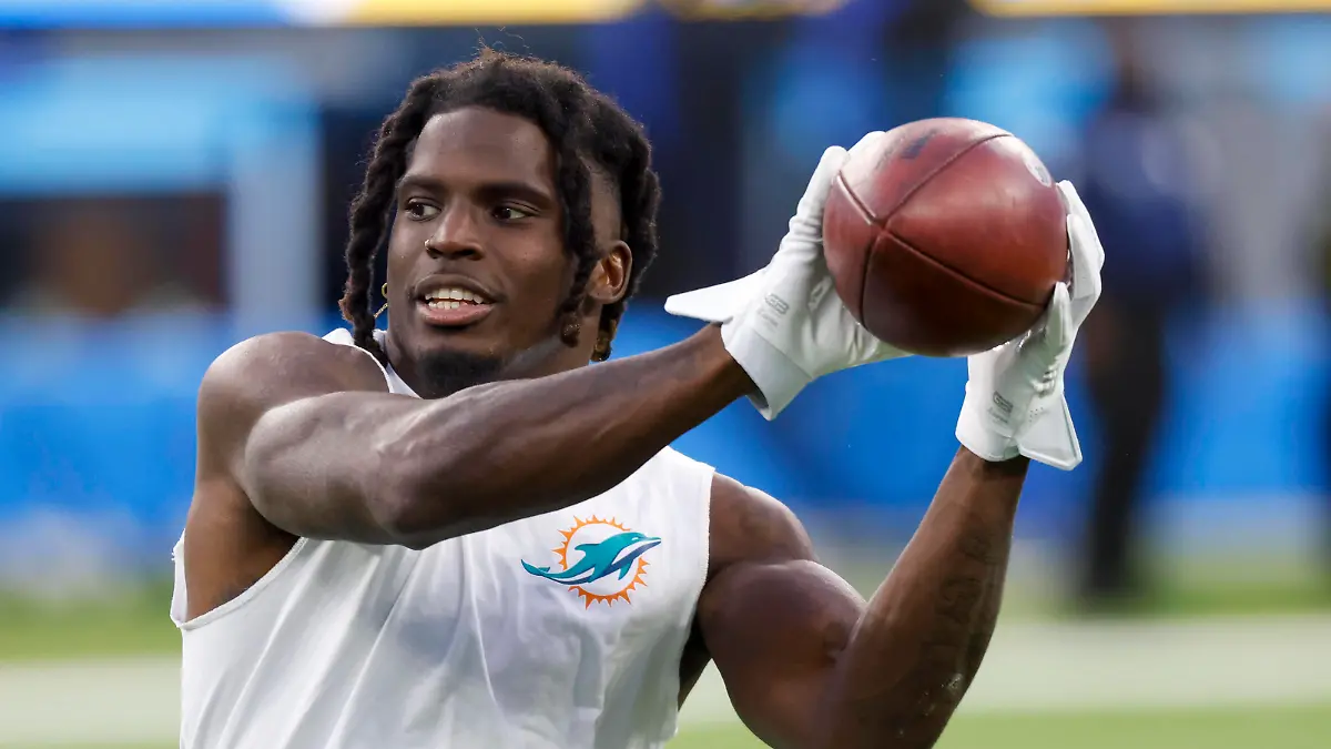 December 11, 2022 Miami Dolphins wide receiver Tyreek Hill 10 in action during the NFL, American Football Herren, USA football game against the Los Angeles Chargers in Inglewood, California. Mandatory Photo Credit : /CSM Inglewood United States of America - ZUMAc04_ 20221211_zaf_c04_388 Copyright: xCharlesxBausx