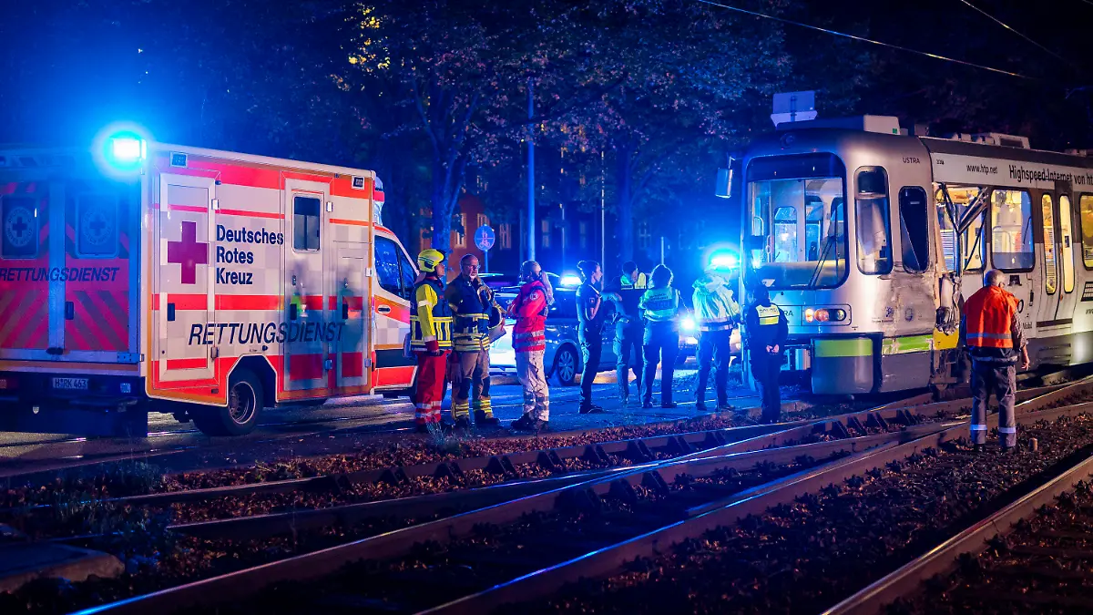 10.10.2023, Niedersachsen, Hannover: Einsatzkräfte von Polizei, Feuerwehr, Rettungsdienst und Üstra Hannoversche Verkehrsbetriebe sind im Einsatz, nachdem zwei Straßenbahnen kollidiert sind. Mindestens 20 Menschen wurden verletzt. Foto: Moritz Frankenberg/dpa +++ dpa-Bildfunk +++