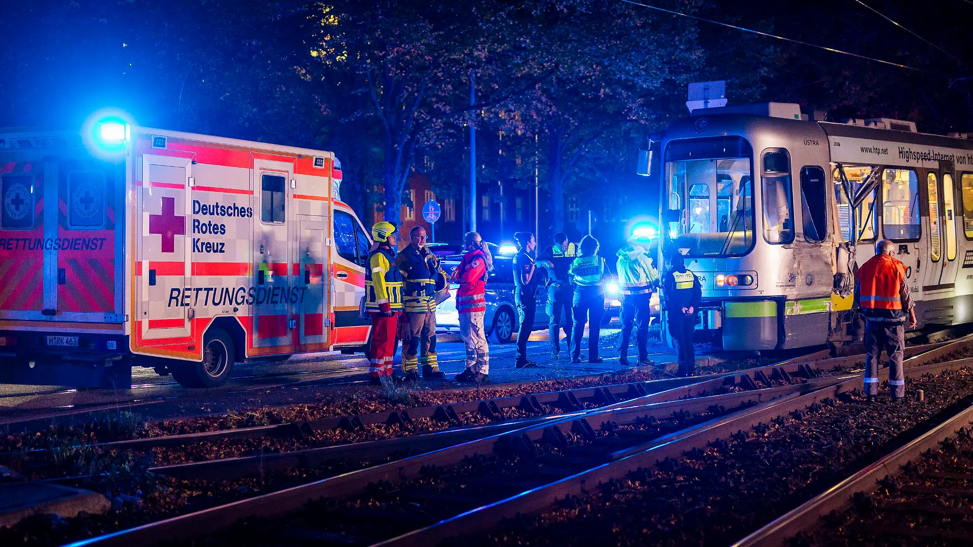 10.10.2023, Niedersachsen, Hannover: Einsatzkräfte von Polizei, Feuerwehr, Rettungsdienst und Üstra Hannoversche Verkehrsbetriebe sind im Einsatz, nachdem zwei Straßenbahnen kollidiert sind. Mindestens 20 Menschen wurden verletzt. Foto: Moritz Frankenberg/dpa +++ dpa-Bildfunk +++