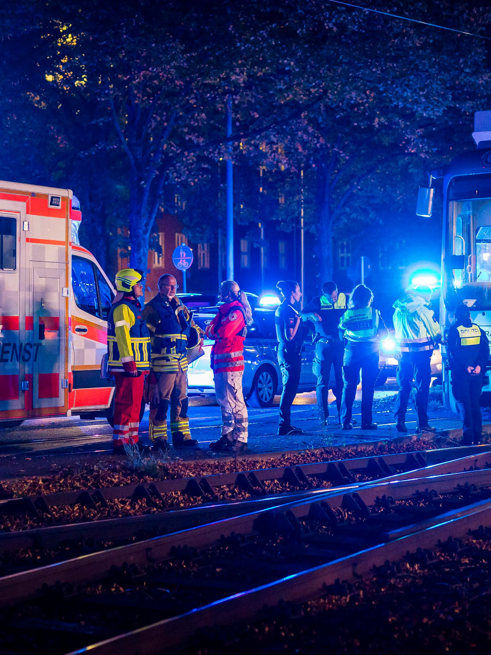 10.10.2023, Niedersachsen, Hannover: Einsatzkräfte von Polizei, Feuerwehr, Rettungsdienst und Üstra Hannoversche Verkehrsbetriebe sind im Einsatz, nachdem zwei Straßenbahnen kollidiert sind. Mindestens 20 Menschen wurden verletzt. Foto: Moritz Frankenberg/dpa +++ dpa-Bildfunk +++