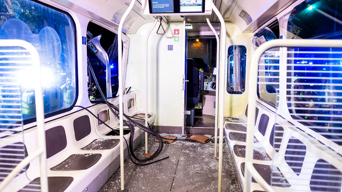10.10.2023, Niedersachsen, Hannover: Schäden im Innenraum einer Straßenbahn, nachdem zwei Straßenbahnen kollidiert sind. Mindestens 20 Menschen wurden dabei verletzt. Foto: Moritz Frankenberg/dpa +++ dpa-Bildfunk +++