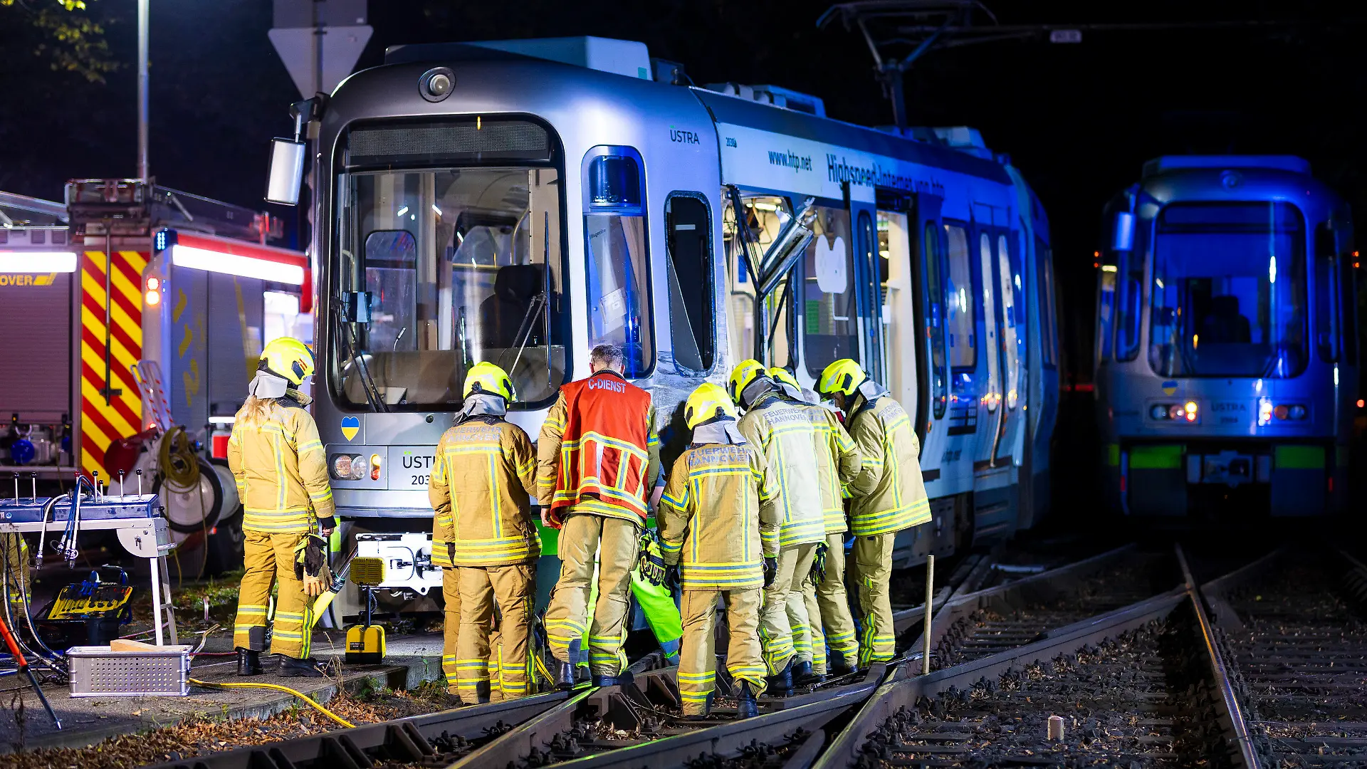 10.10.2023, Niedersachsen, Hannover: Einsatzkräfte der Feuerwehr sind im Einsatz, nachdem zwei Straßenbahnen kollidiert sind. Mindestens 20 Menschen wurden verletzt. Foto: Moritz Frankenberg/dpa +++ dpa-Bildfunk +++