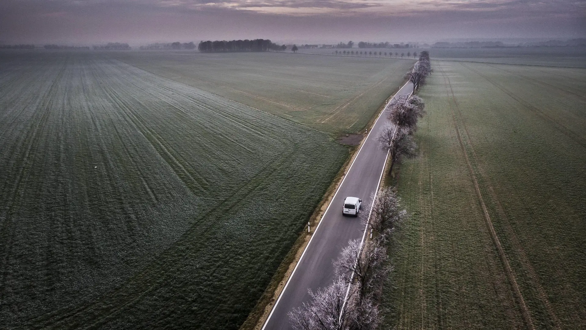 Ein Auto faehrt waehrend Bodenfrost auf einer Landstrasse bei Vierkirchen, 18.11.2018. Vierkirchen Deutschland *** A car driving on a country road near Vierkirchen during ground frost 18 11 2018 Vierkirchen Germany PUBLICATIONxINxGERxSUIxAUTxONLY Copyright: xFlorianxGaertner/photothek.netx